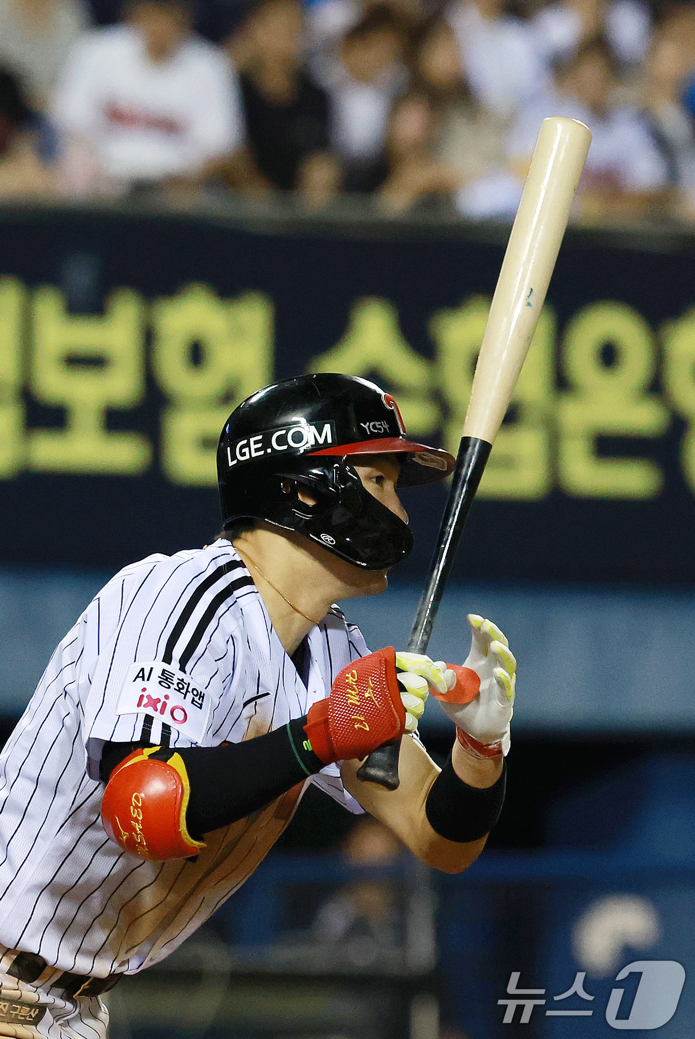 (서울=뉴스1) 이호윤 기자 = 18일 서울 송파구 잠실야구장에서 열린 프로야구 '2026 신한 SOL KBO리그' KT 위즈와 LG 트윈스의 경기, 3회말 무사 1루 상황에서 L …