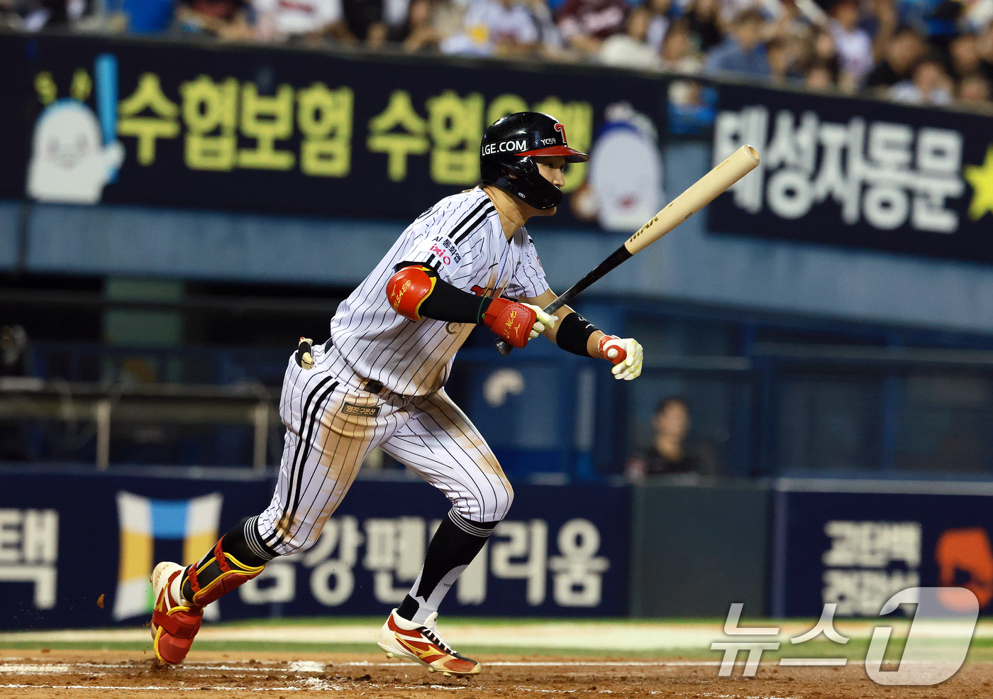 (서울=뉴스1) 이호윤 기자 = 18일 서울 송파구 잠실야구장에서 열린 프로야구 '2026 신한 SOL KBO리그' KT 위즈와 LG 트윈스의 경기, 3회말 무사 1루 상황에서 L …