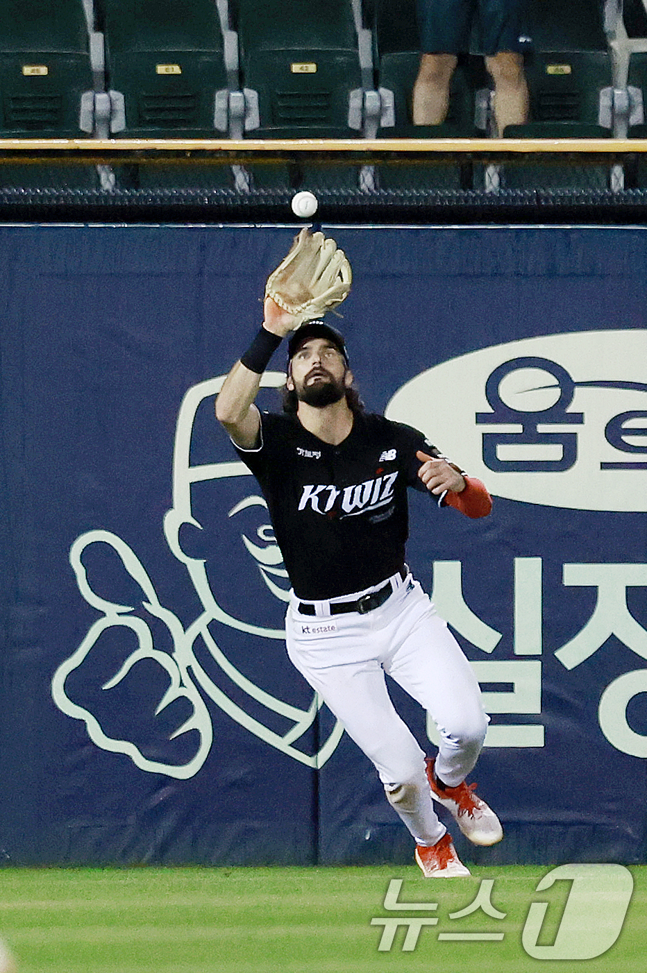 (서울=뉴스1) 이호윤 기자 = 18일 서울 송파구 잠실야구장에서 열린 프로야구 '2026 신한 SOL KBO리그' KT 위즈와 LG 트윈스의 경기, 3회말 무사 1,2루 상황에서 …