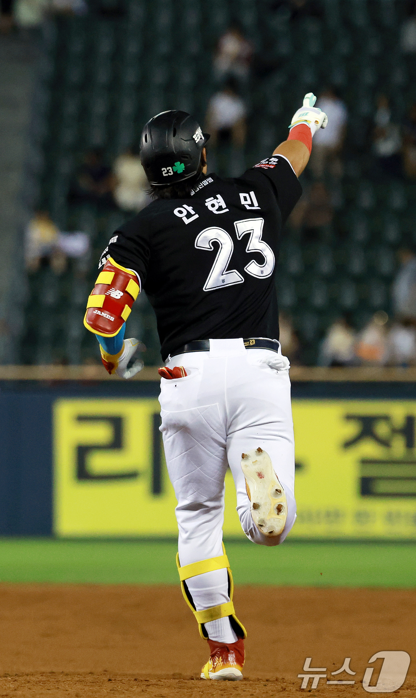 (서울=뉴스1) 이호윤 기자 = 18일 서울 송파구 잠실야구장에서 열린 프로야구 '2026 신한 SOL KBO리그' KT 위즈와 LG 트윈스의 경기, 4회초 KT 선두타자로 나선 …
