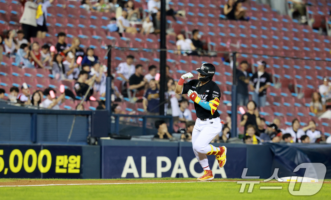 (서울=뉴스1) 이호윤 기자 = 18일 서울 송파구 잠실야구장에서 열린 프로야구 '2026 신한 SOL KBO리그' KT 위즈와 LG 트윈스의 경기, 4회초 KT 선두타자로 나선 …