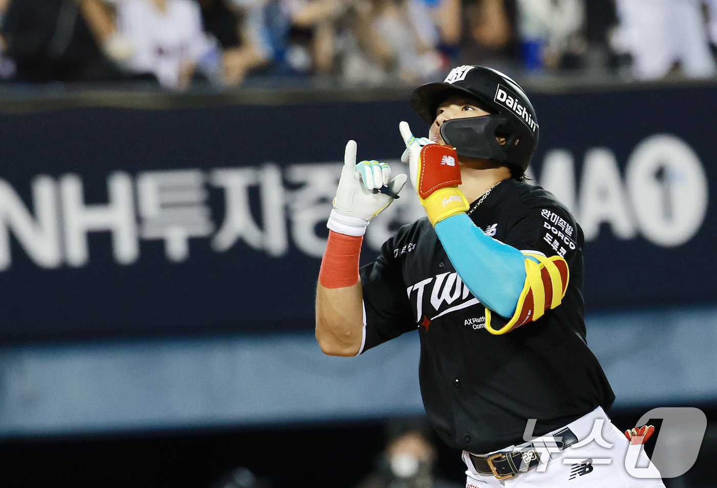 (서울=뉴스1) 이호윤 기자 = 18일 서울 송파구 잠실야구장에서 열린 프로야구 '2026 신한 SOL KBO리그' KT 위즈와 LG 트윈스의 경기, 4회초 KT 선두타자로 나선 …