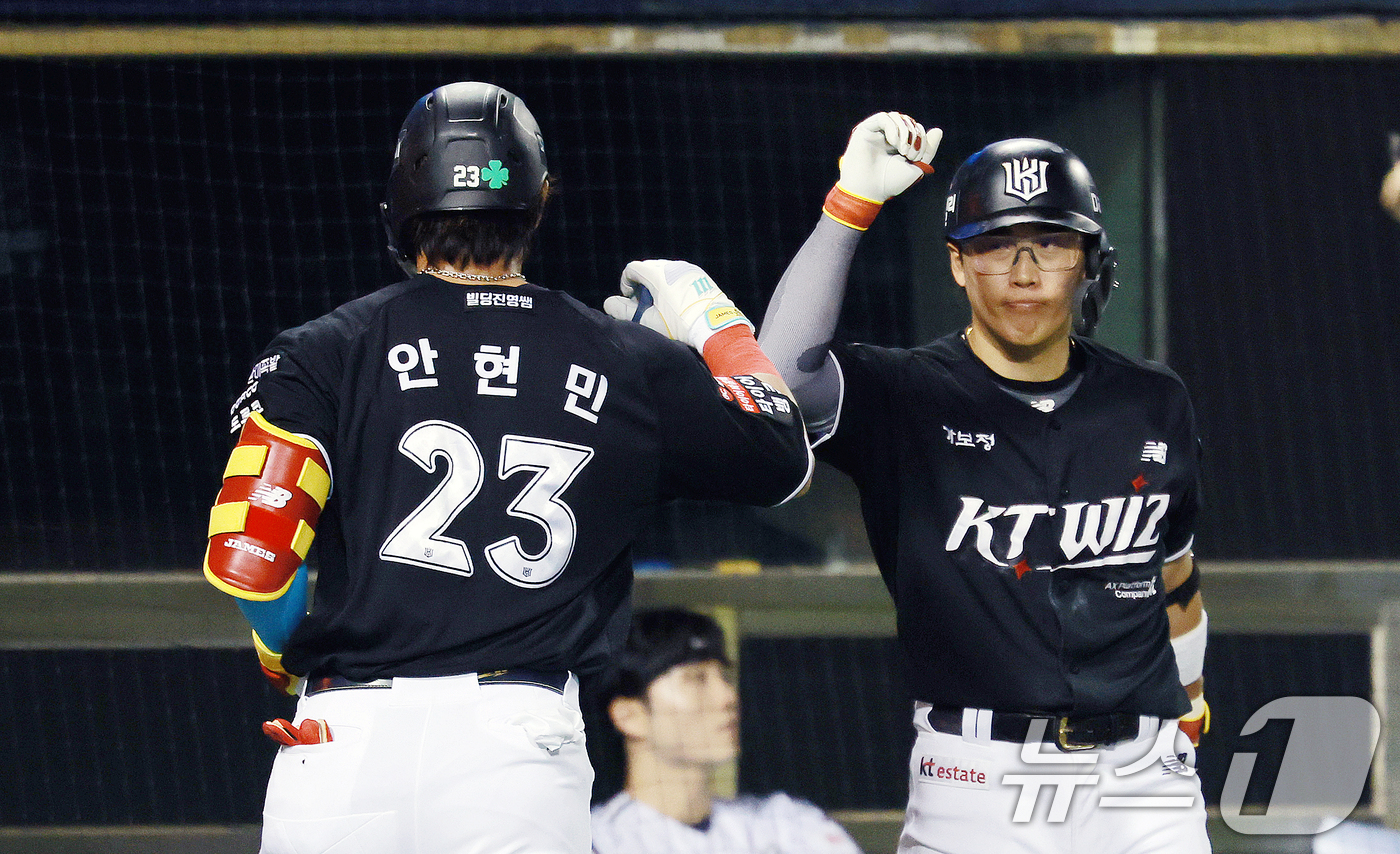 (서울=뉴스1) 이호윤 기자 = 18일 서울 송파구 잠실야구장에서 열린 프로야구 '2026 신한 SOL KBO리그' KT 위즈와 LG 트윈스의 경기, 4회초 KT 선두타자로 나선 …