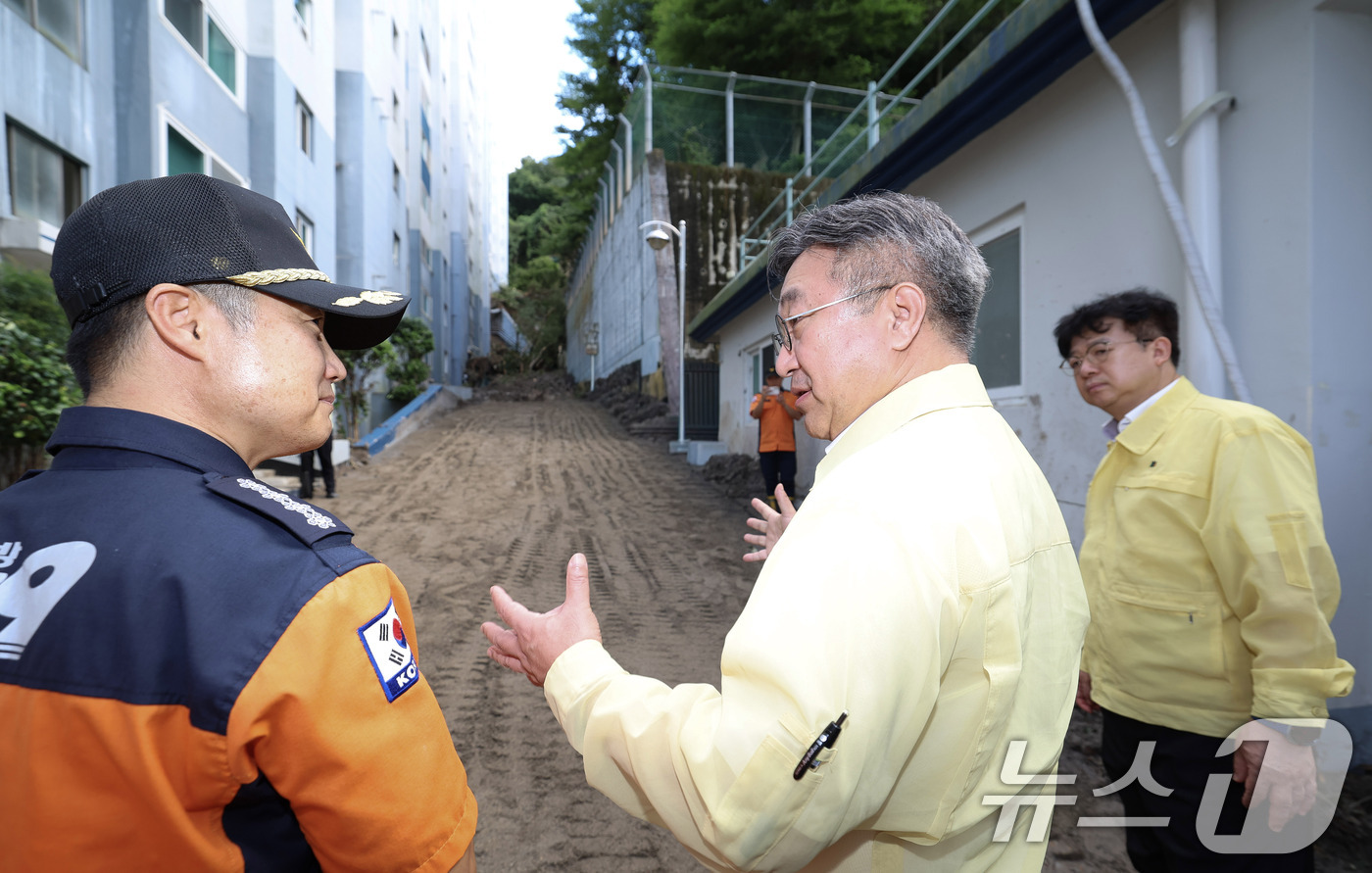 (서울=뉴스1) = 윤호중 행정안전부 장관이 18일 오후 경남 거제시 옥포동 호우피해 아파트를 찾아 집중호우로 인한 공동주택 배면 토사 유출 피해현장을 점검하고 있다. (행정안전부 …