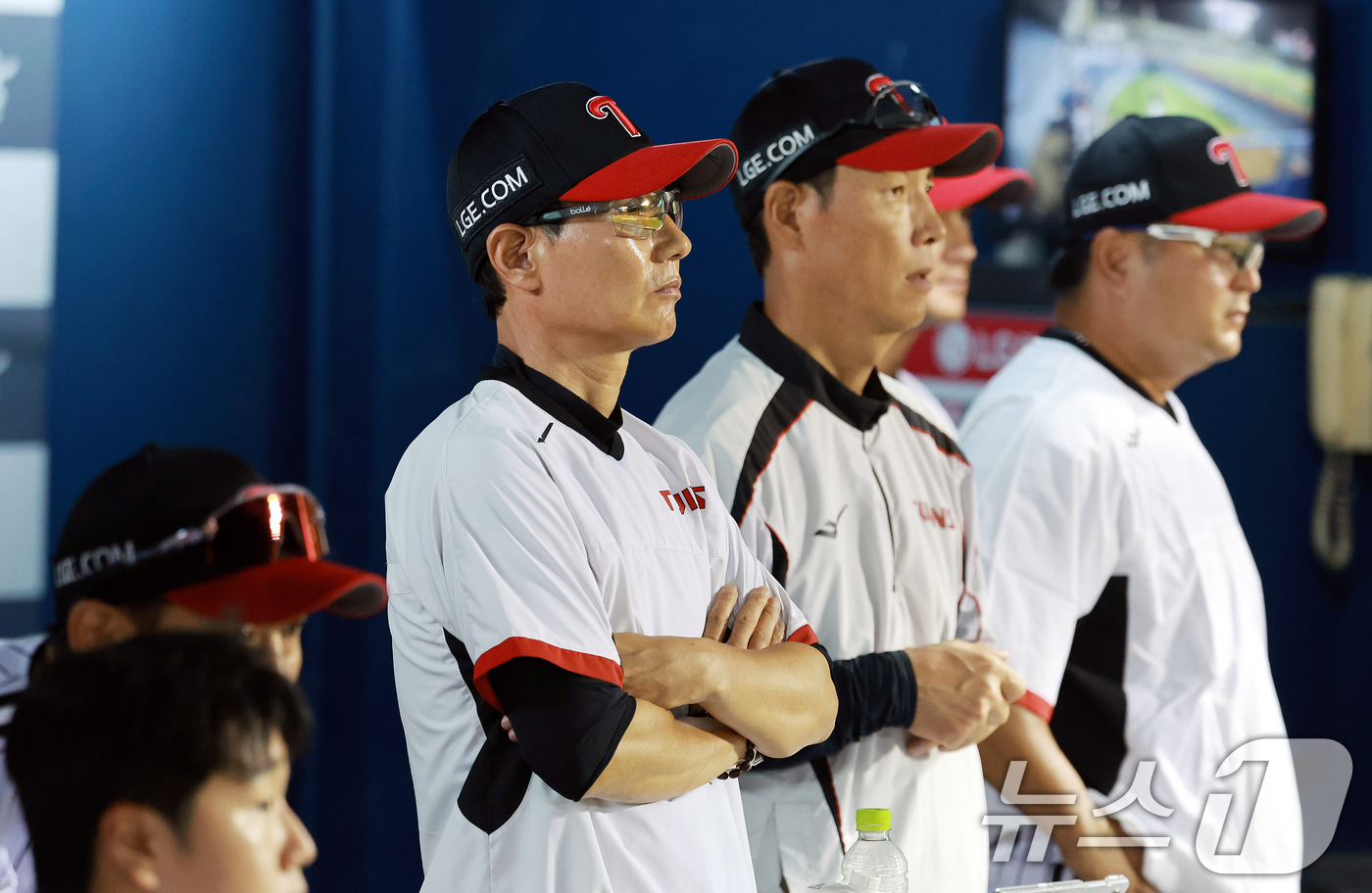 (서울=뉴스1) 이호윤 기자 = 18일 서울 송파구 잠실야구장에서 열린 프로야구 '2026 신한 SOL KBO리그' KT 위즈와 LG 트윈스의 경기를 LG 염경엽 감독이 경기를 지 …
