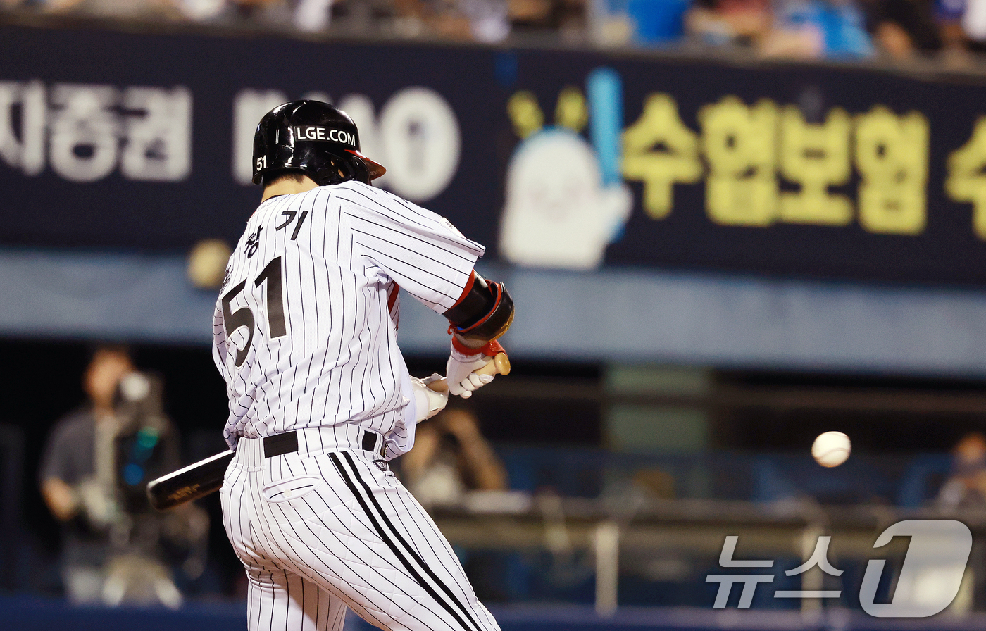 (서울=뉴스1) 이호윤 기자 = 18일 서울 송파구 잠실야구장에서 열린 프로야구 '2026 신한 SOL KBO리그' KT 위즈와 LG 트윈스의 경기, 5회말 LG 선두타자로 나선 …