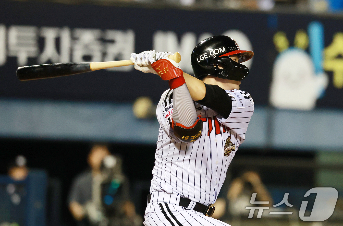 (서울=뉴스1) 이호윤 기자 = 18일 서울 송파구 잠실야구장에서 열린 프로야구 '2026 신한 SOL KBO리그' KT 위즈와 LG 트윈스의 경기, 5회말 LG 선두타자로 나선 …