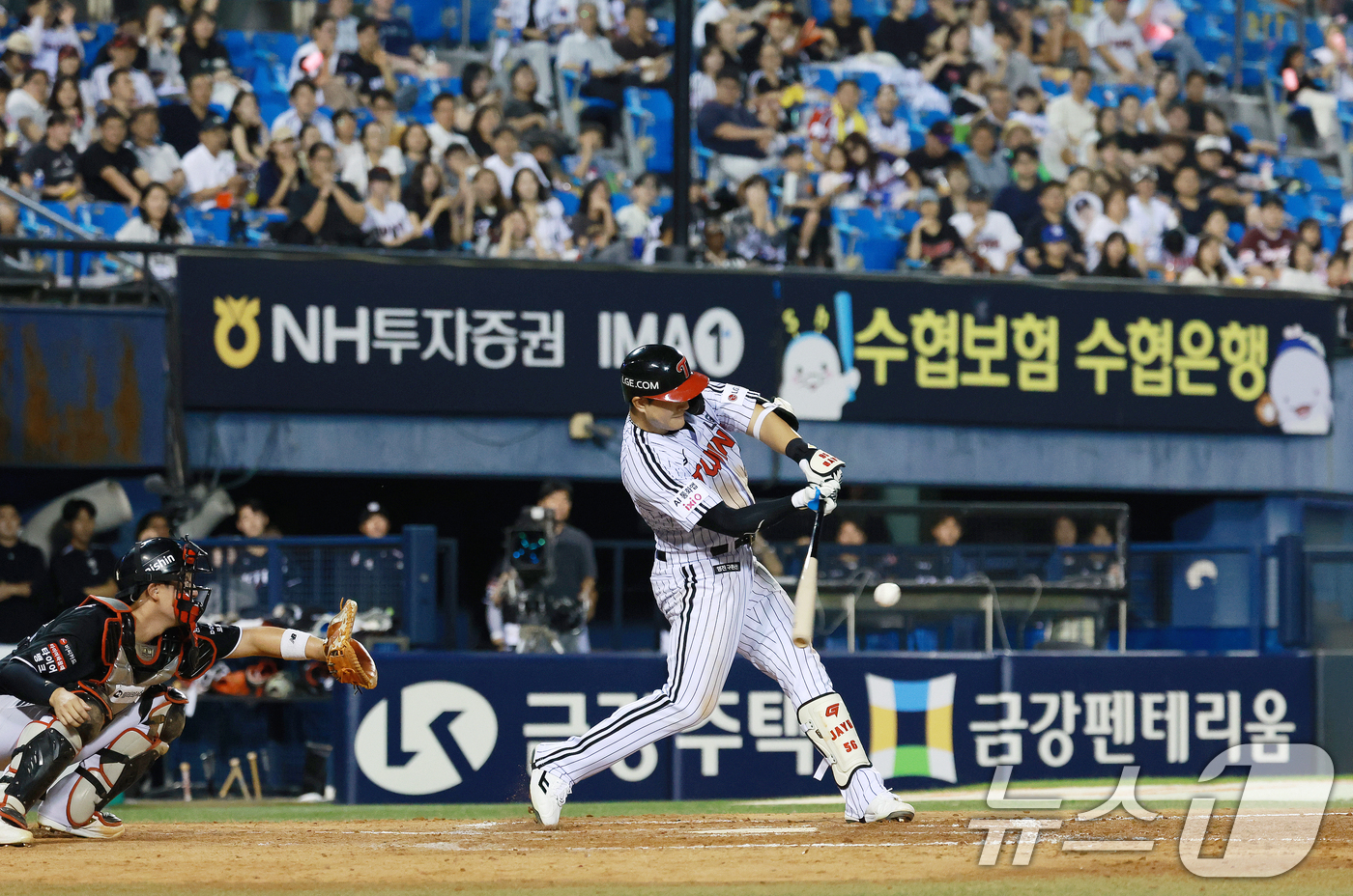 (서울=뉴스1) 이호윤 기자 = 18일 서울 송파구 잠실야구장에서 열린 프로야구 '2026 신한 SOL KBO리그' KT 위즈와 LG 트윈스의 경기, 5회말 1사 만루 상황에서 L …