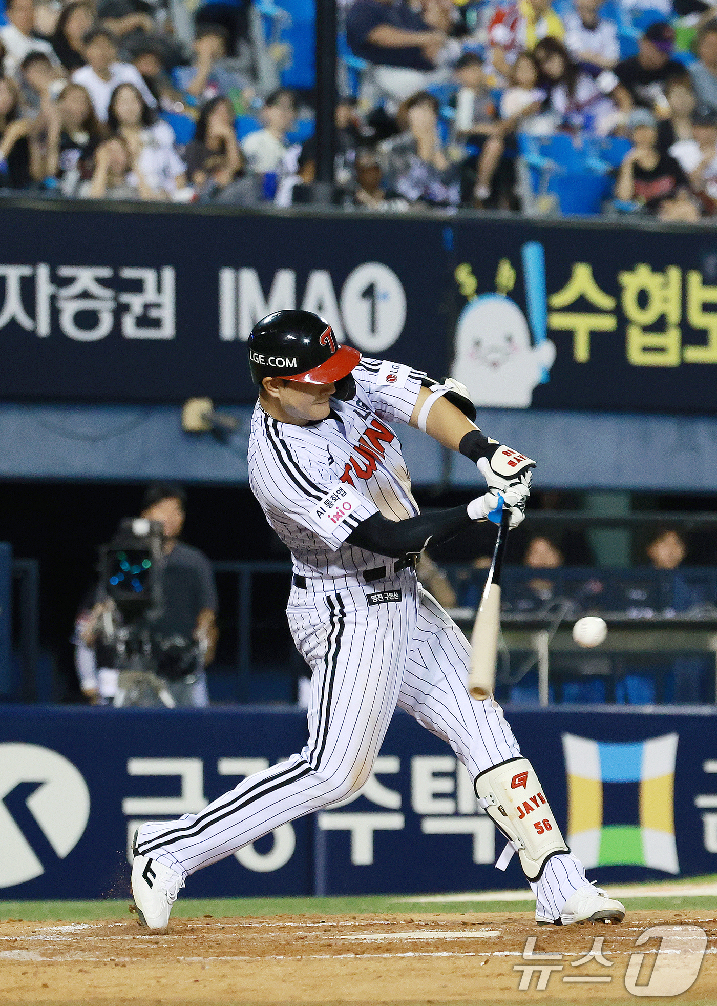 (서울=뉴스1) 이호윤 기자 = 18일 서울 송파구 잠실야구장에서 열린 프로야구 '2026 신한 SOL KBO리그' KT 위즈와 LG 트윈스의 경기, 5회말 1사 만루 상황에서 L …