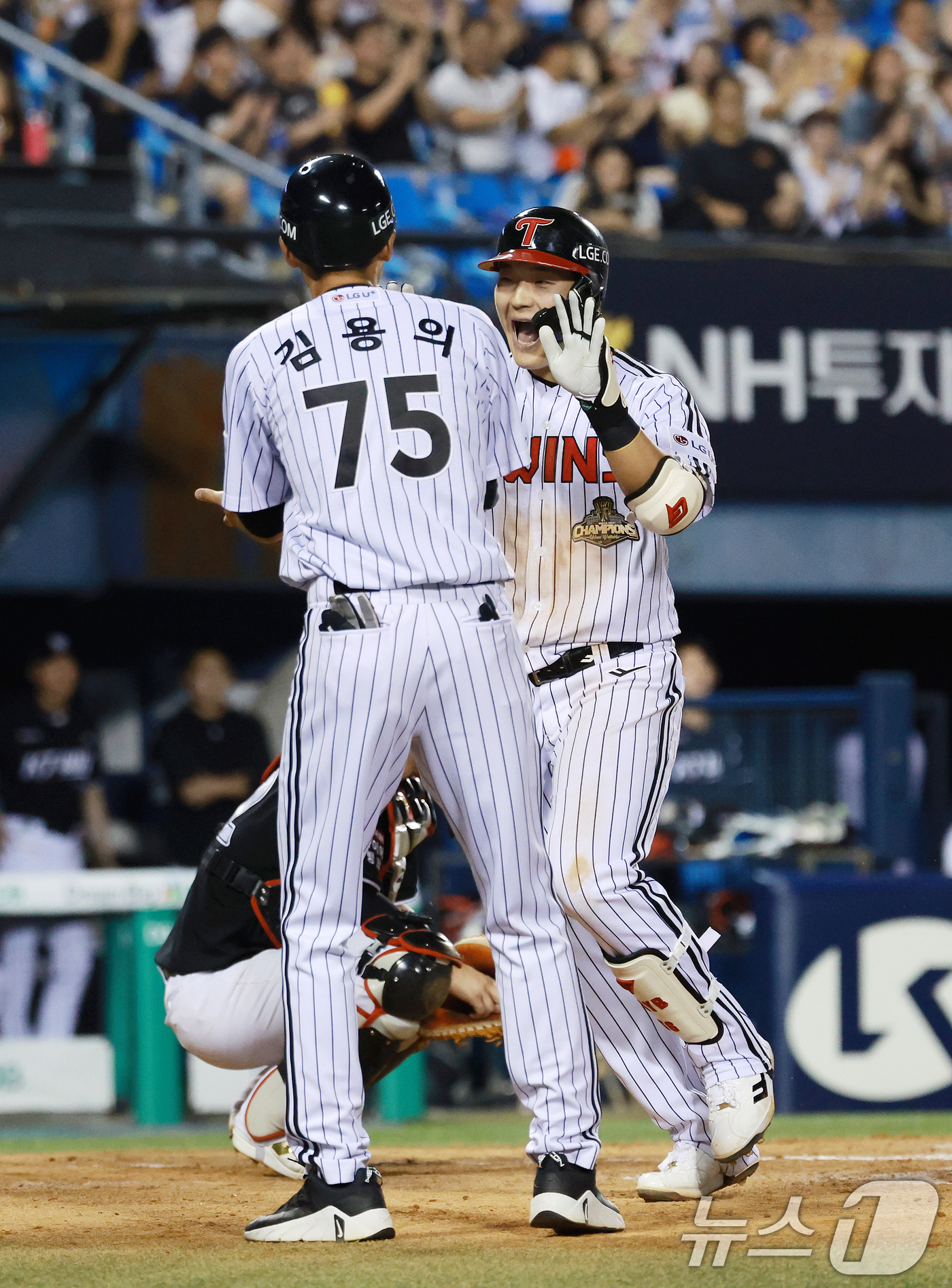 (서울=뉴스1) 이호윤 기자 = 18일 서울 송파구 잠실야구장에서 열린 프로야구 '2026 신한 SOL KBO리그' KT 위즈와 LG 트윈스의 경기, 5회말 1사 만루 상황에서 L …
