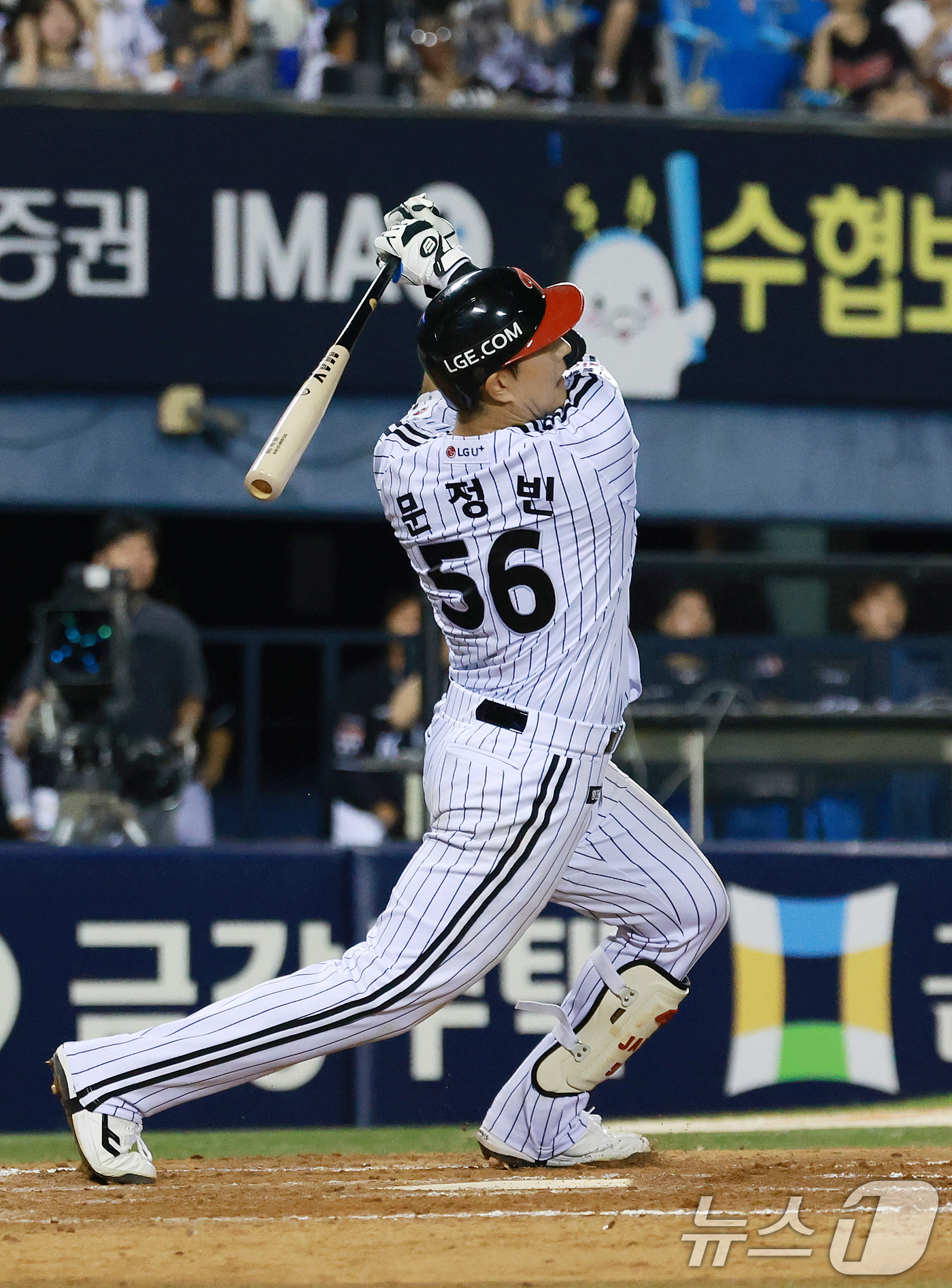 (서울=뉴스1) 이호윤 기자 = 18일 서울 송파구 잠실야구장에서 열린 프로야구 '2026 신한 SOL KBO리그' KT 위즈와 LG 트윈스의 경기, 5회말 1사 만루 상황에서 L …