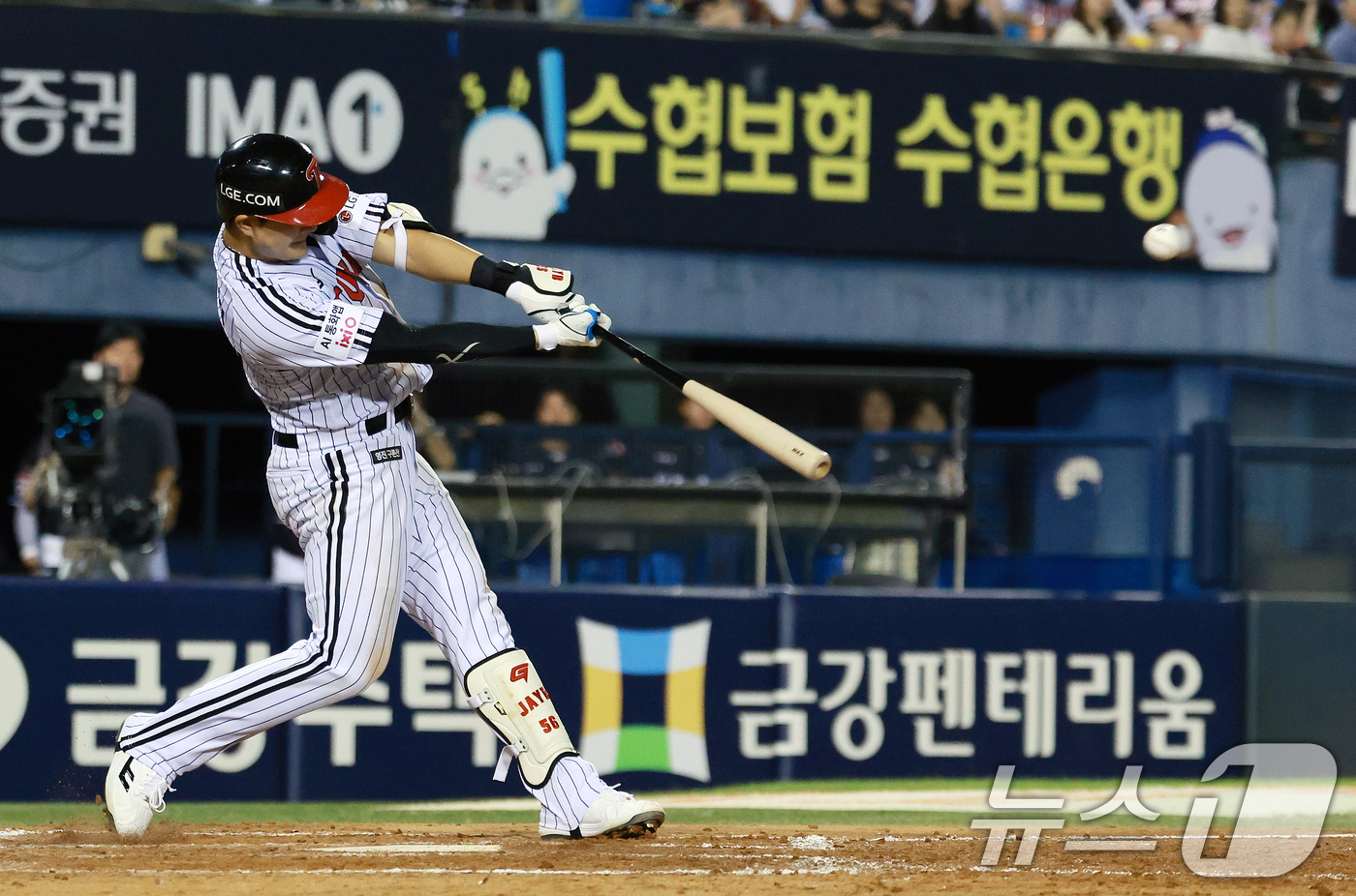 (서울=뉴스1) 이호윤 기자 = 18일 서울 송파구 잠실야구장에서 열린 프로야구 '2026 신한 SOL KBO리그' KT 위즈와 LG 트윈스의 경기, 5회말 1사 만루 상황에서 L …