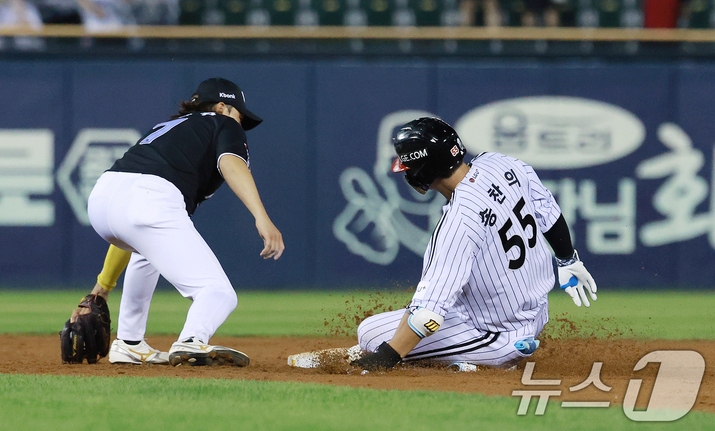 (서울=뉴스1) 이호윤 기자 = 18일 서울 송파구 잠실야구장에서 열린 프로야구 '2026 신한 SOL KBO리그' KT 위즈와 LG 트윈스의 경기, 5회말 1사 주자없는 상황에서 …