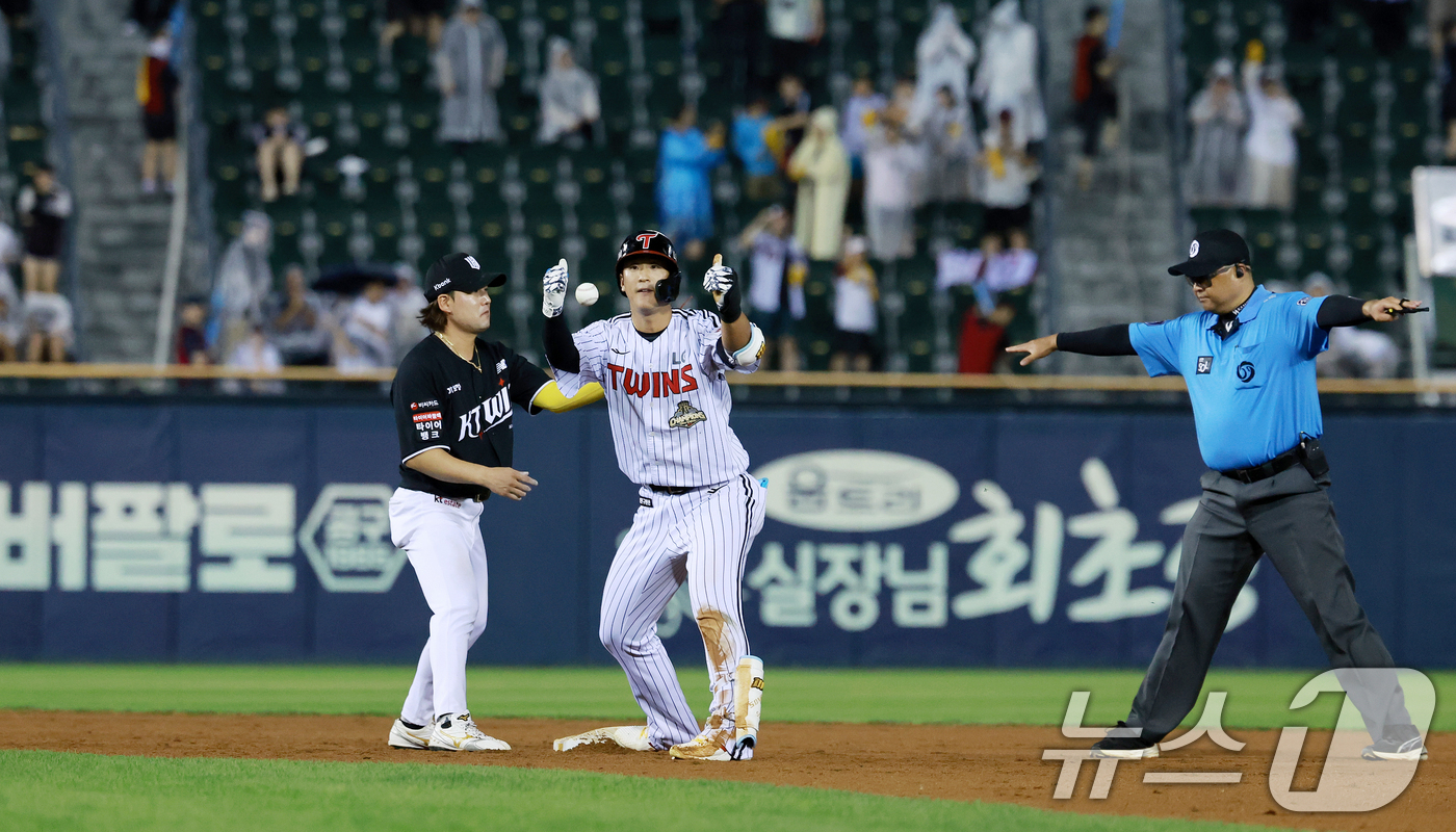 (서울=뉴스1) 이호윤 기자 = 18일 서울 송파구 잠실야구장에서 열린 프로야구 '2026 신한 SOL KBO리그' KT 위즈와 LG 트윈스의 경기, 5회말 1사 주자없는 상황에서 …