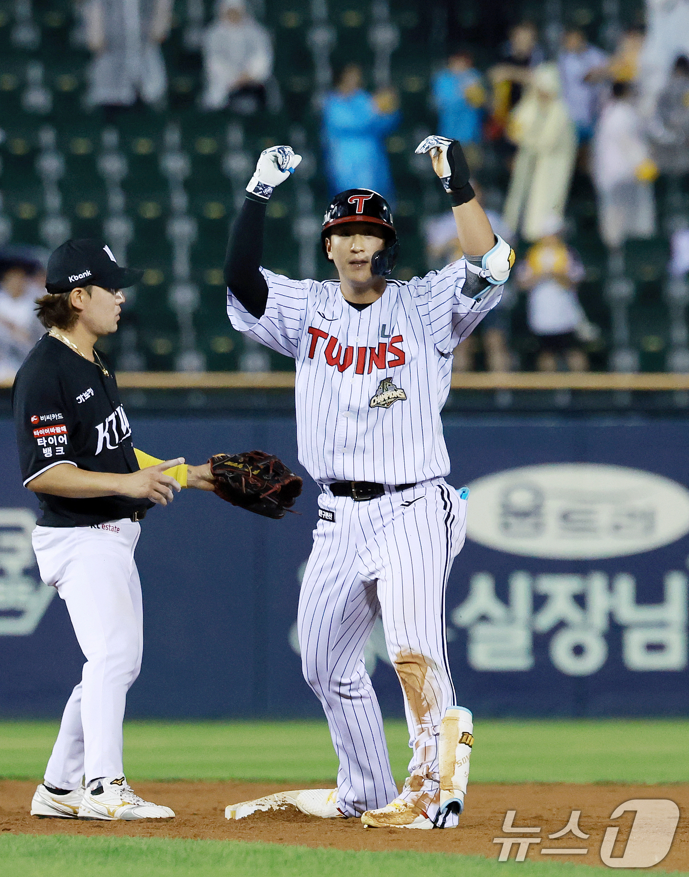 (서울=뉴스1) 이호윤 기자 = 18일 서울 송파구 잠실야구장에서 열린 프로야구 '2026 신한 SOL KBO리그' KT 위즈와 LG 트윈스의 경기, 5회말 1사 주자없는 상황에서 …