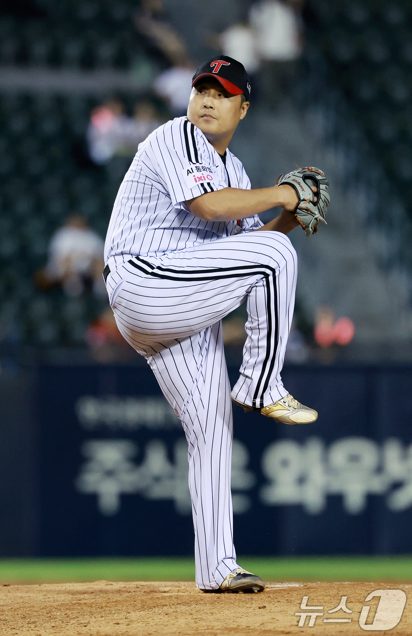 (서울=뉴스1) 이호윤 기자 = 18일 서울 송파구 잠실야구장에서 열린 프로야구 '2026 신한 SOL KBO리그' KT 위즈와 LG 트윈스의 경기, 7회초 LG 임찬규에 이어 등 …