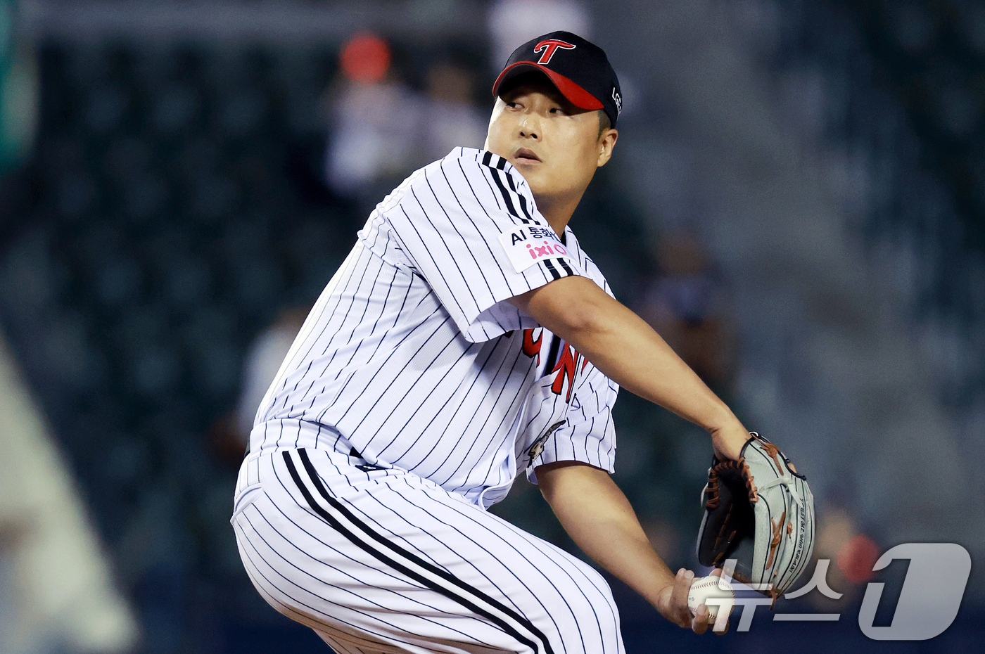 (서울=뉴스1) 이호윤 기자 = 18일 서울 송파구 잠실야구장에서 열린 프로야구 '2026 신한 SOL KBO리그' KT 위즈와 LG 트윈스의 경기, 7회초 LG 임찬규에 이어 등 …