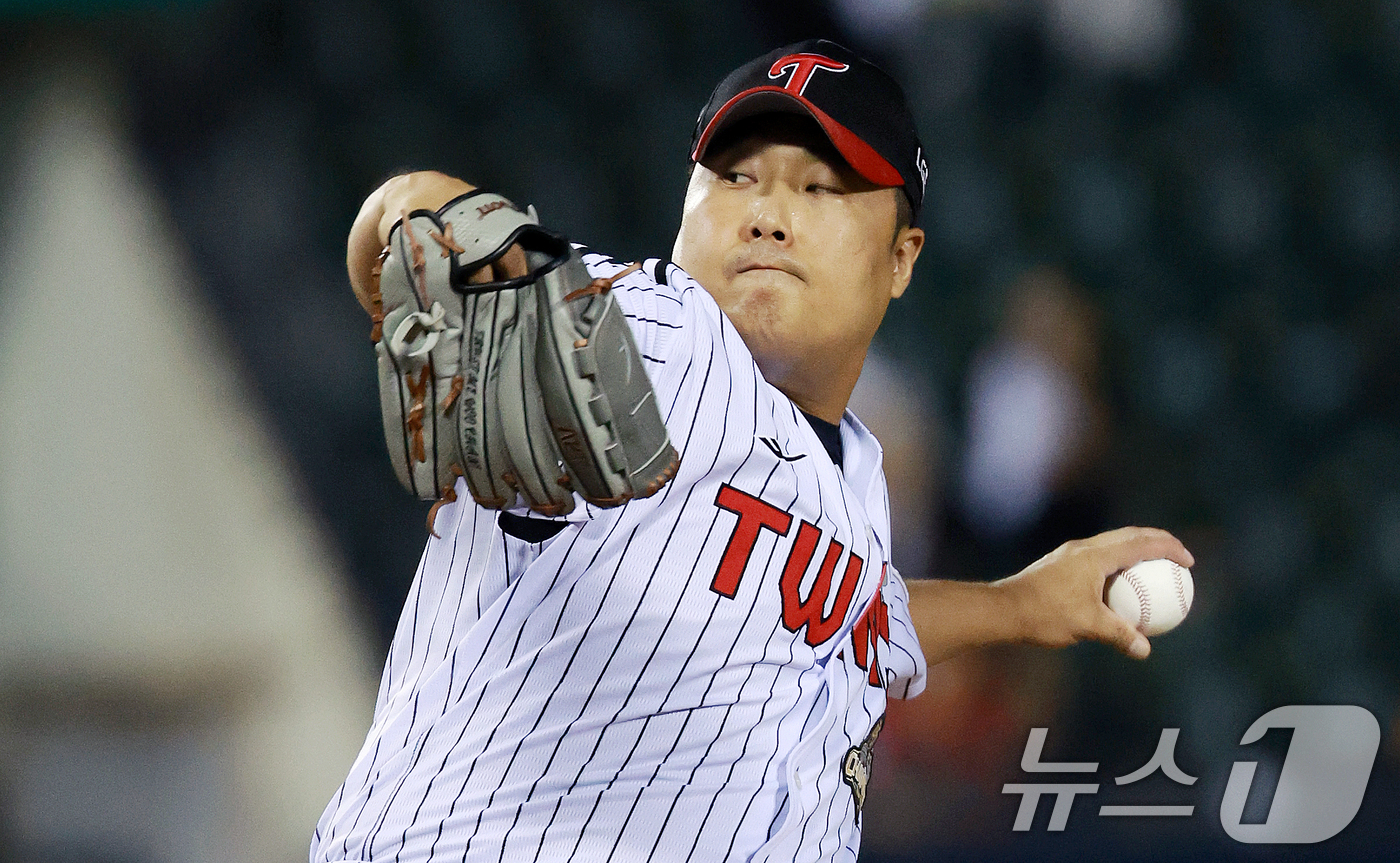 (서울=뉴스1) 이호윤 기자 = 18일 서울 송파구 잠실야구장에서 열린 프로야구 '2026 신한 SOL KBO리그' KT 위즈와 LG 트윈스의 경기, 7회초 LG 임찬규에 이어 등 …