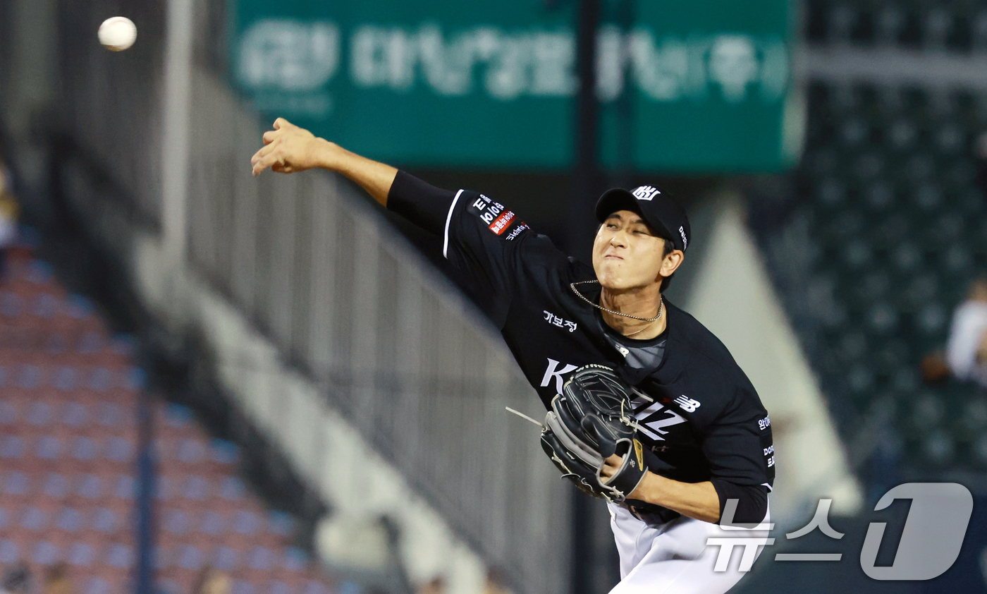 (서울=뉴스1) 이호윤 기자 = 18일 서울 송파구 잠실야구장에서 열린 프로야구 '2026 신한 SOL KBO리그' KT 위즈와 LG 트윈스의 경기, 7회말에 등판한 KT 김민수가 …