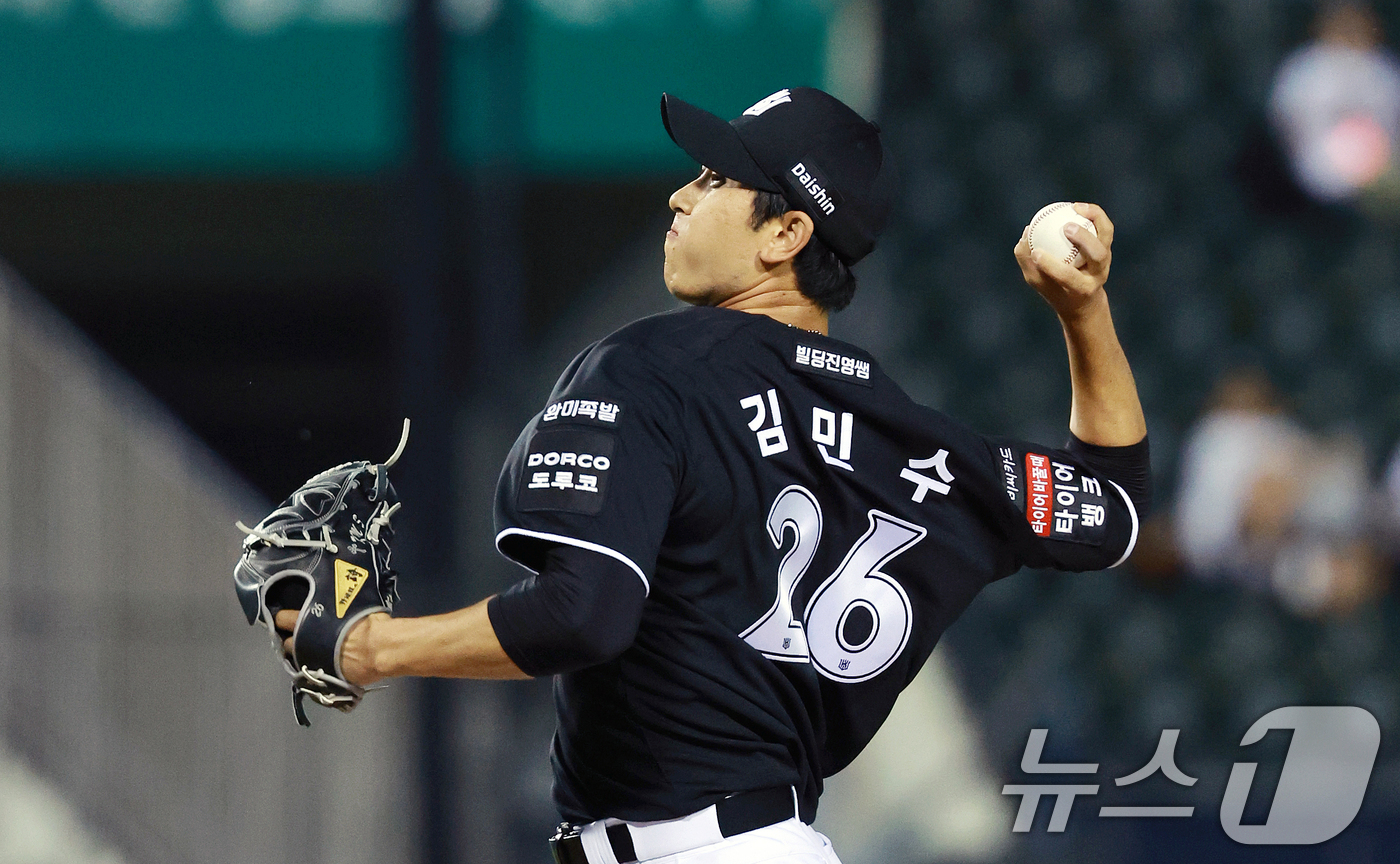 (서울=뉴스1) 이호윤 기자 = 18일 서울 송파구 잠실야구장에서 열린 프로야구 '2026 신한 SOL KBO리그' KT 위즈와 LG 트윈스의 경기, 7회말에 등판한 KT 김민수가 …