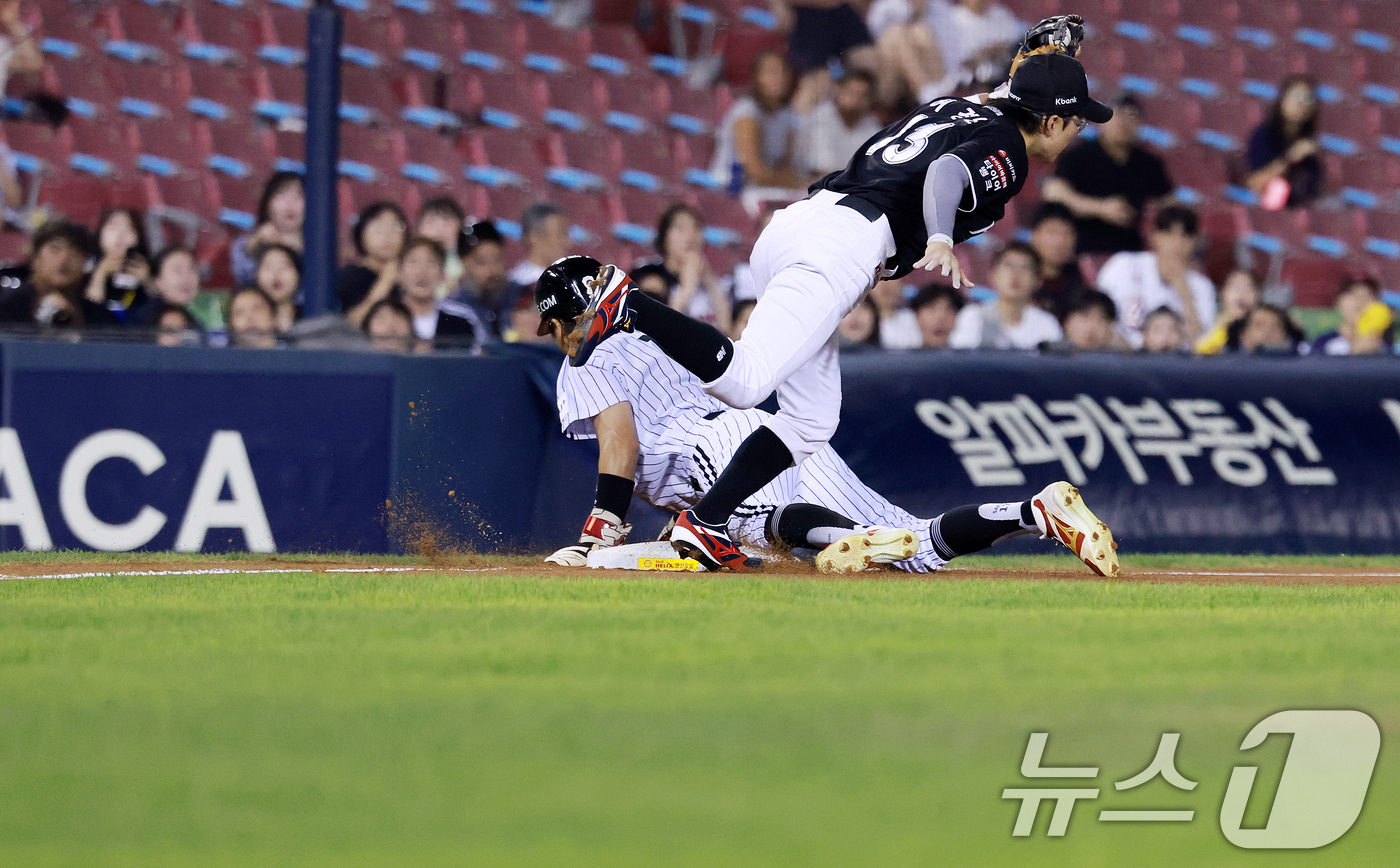 (서울=뉴스1) 이호윤 기자 = 18일 서울 송파구 잠실야구장에서 열린 프로야구 '2026 신한 SOL KBO리그' KT 위즈와 LG 트윈스의 경기, 7회말 LG 박해민이 2루에서 …