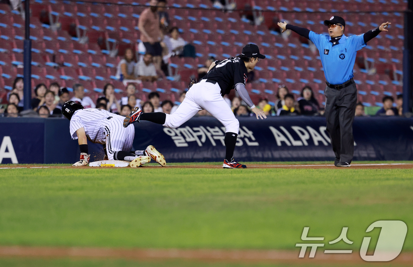 (서울=뉴스1) 이호윤 기자 = 18일 서울 송파구 잠실야구장에서 열린 프로야구 '2026 신한 SOL KBO리그' KT 위즈와 LG 트윈스의 경기, 7회말 LG 박해민이 2루에서 …