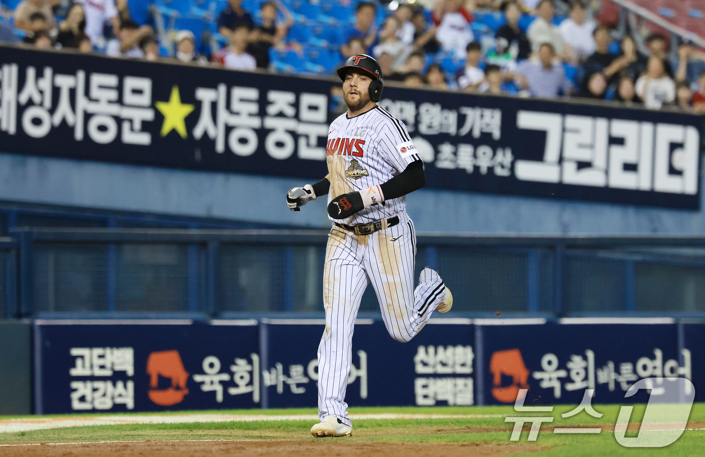 (서울=뉴스1) 이호윤 기자 = 18일 서울 송파구 잠실야구장에서 열린 프로야구 '2026 신한 SOL KBO리그' KT 위즈와 LG 트윈스의 경기, 7회말 무사 주자 1,3루 상 …