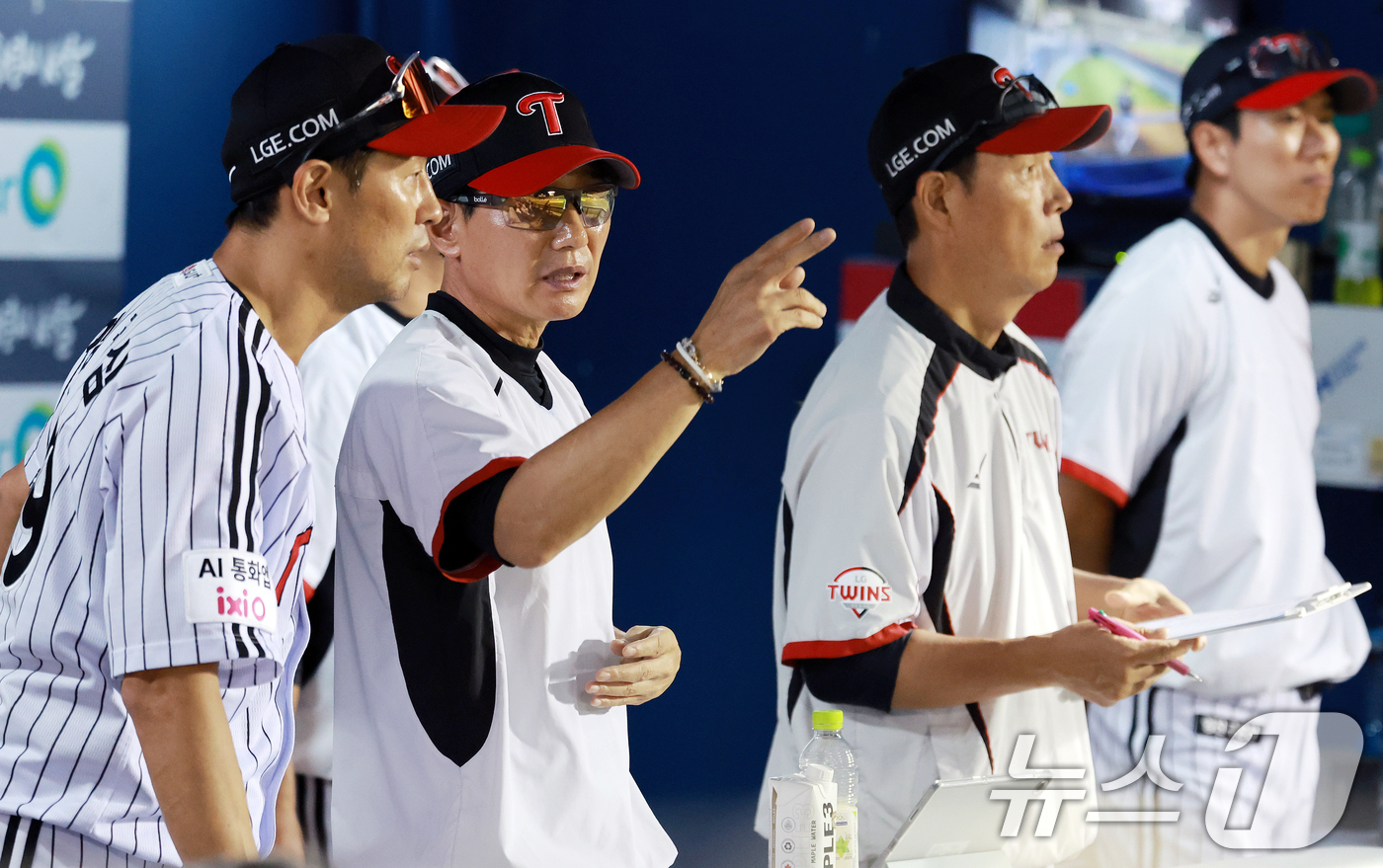 (서울=뉴스1) 이호윤 기자 = 18일 서울 송파구 잠실야구장에서 열린 프로야구 '2026 신한 SOL KBO리그' KT 위즈와 LG 트윈스의 경기, LG 염경엽 감독이 코치진들에 …