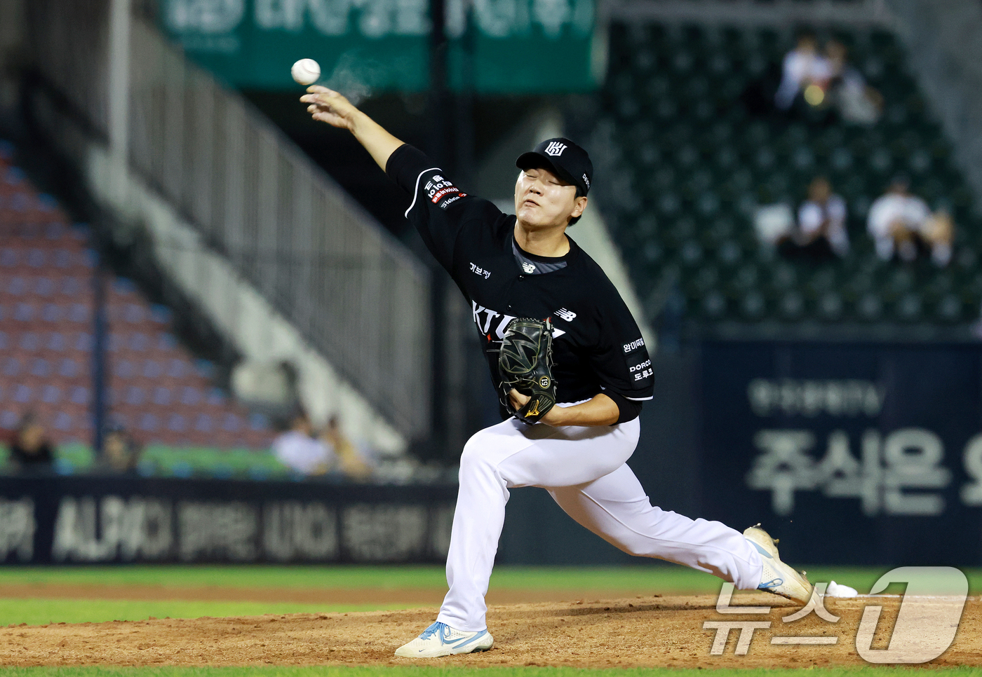 (서울=뉴스1) 이호윤 기자 = 18일 서울 송파구 잠실야구장에서 열린 프로야구 '2026 신한 SOL KBO리그' KT 위즈와 LG 트윈스의 경기, 8회말에 KT 김민수에 이어 …