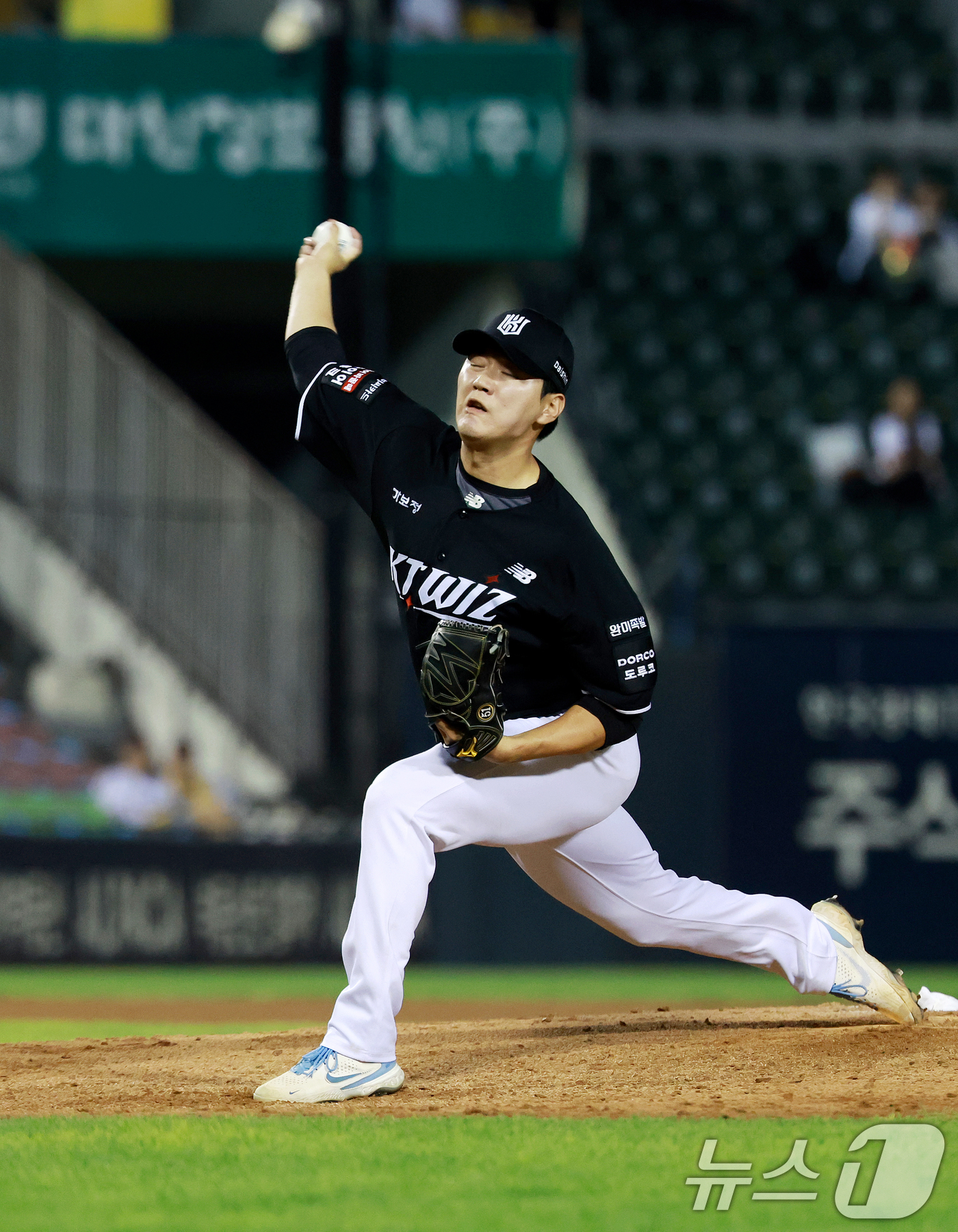 (서울=뉴스1) 이호윤 기자 = 18일 서울 송파구 잠실야구장에서 열린 프로야구 '2026 신한 SOL KBO리그' KT 위즈와 LG 트윈스의 경기, 8회말에 KT 김민수에 이어 …