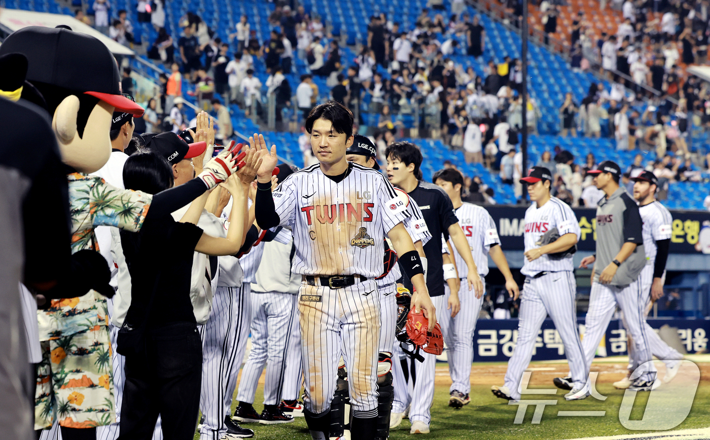 (서울=뉴스1) 이호윤 기자 = 18일 서울 송파구 잠실야구장에서 열린 프로야구 '2026 신한 SOL KBO리그' KT 위즈와 LG 트윈스의 경기, 9대 1로 승리한 LG 선수들 …