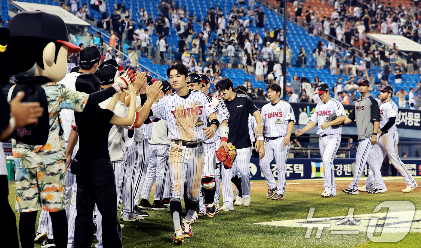 (서울=뉴스1) 이호윤 기자 = 18일 서울 송파구 잠실야구장에서 열린 프로야구 '2026 신한 SOL KBO리그' KT 위즈와 LG 트윈스의 경기, 9대 1로 승리한 LG 선수들 …