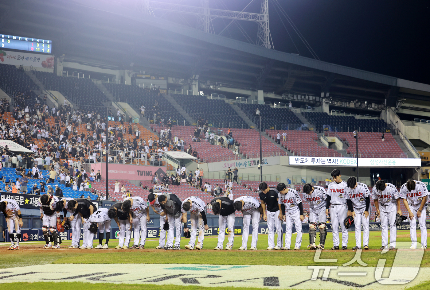 (서울=뉴스1) 이호윤 기자 = 18일 서울 송파구 잠실야구장에서 열린 프로야구 '2026 신한 SOL KBO리그' KT 위즈와 LG 트윈스의 경기, 9대 1로 승리한 LG 선수들 …