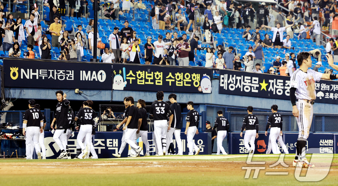 (서울=뉴스1) 이호윤 기자 = 18일 서울 송파구 잠실야구장에서 열린 프로야구 '2026 신한 SOL KBO리그' KT 위즈와 LG 트윈스의 경기, 9대 1로 패배한 KT 선수들 …