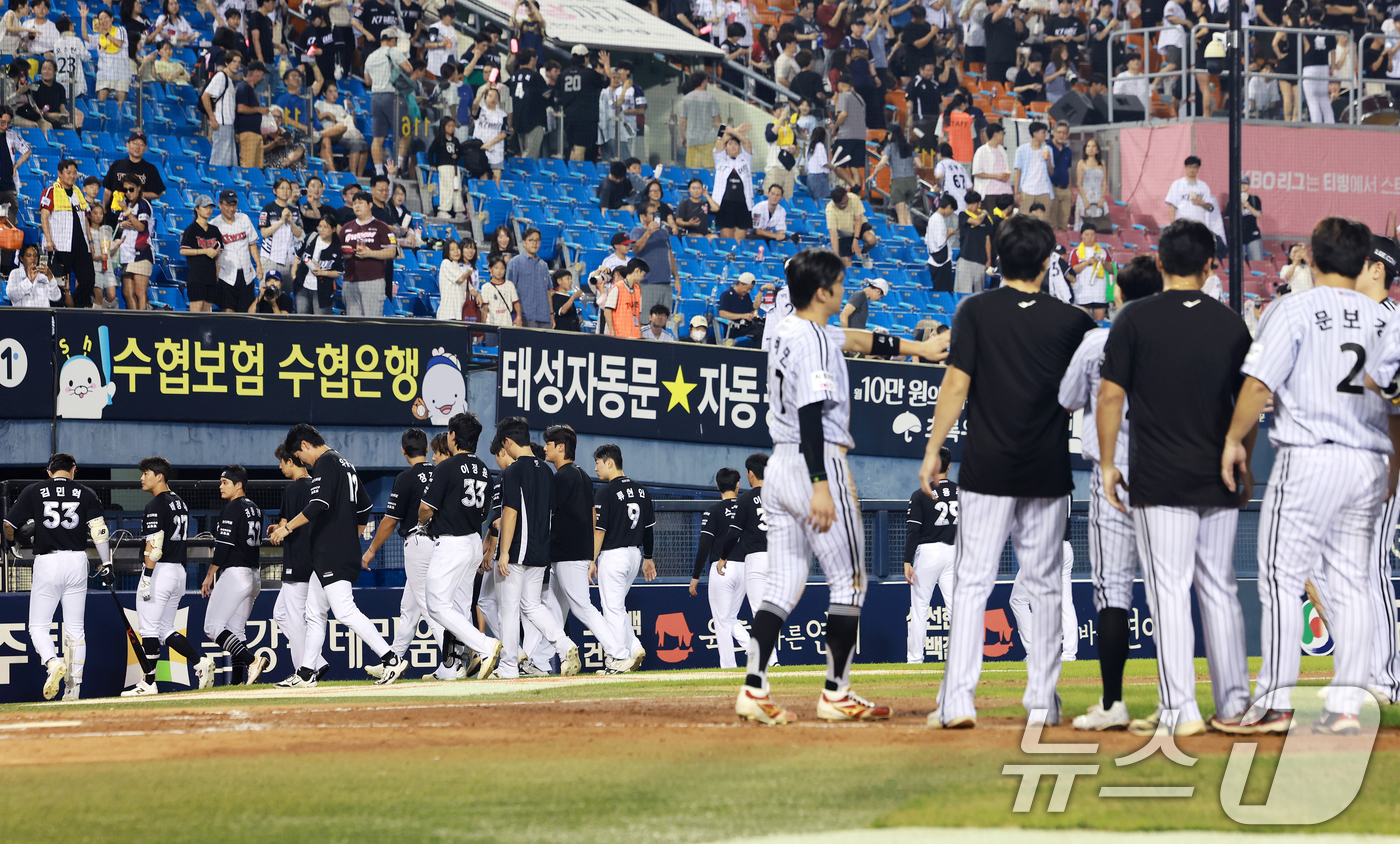 (서울=뉴스1) 이호윤 기자 = 18일 서울 송파구 잠실야구장에서 열린 프로야구 '2026 신한 SOL KBO리그' KT 위즈와 LG 트윈스의 경기, 9대 1로 패배한 KT 선수들 …