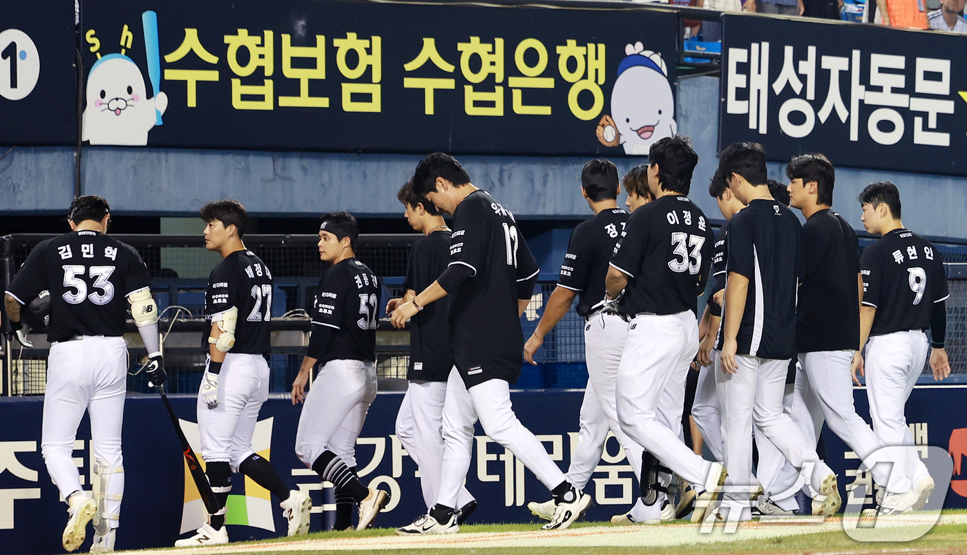(서울=뉴스1) 이호윤 기자 = 18일 서울 송파구 잠실야구장에서 열린 프로야구 '2026 신한 SOL KBO리그' KT 위즈와 LG 트윈스의 경기, 9대 1로 패배한 KT 선수들 …