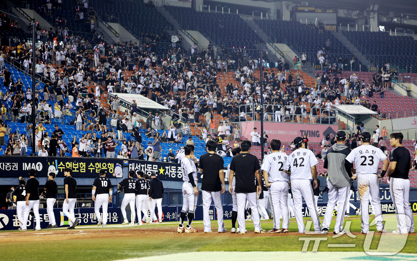 (서울=뉴스1) 이호윤 기자 = 18일 서울 송파구 잠실야구장에서 열린 프로야구 '2026 신한 SOL KBO리그' KT 위즈와 LG 트윈스의 경기, 9대 1로 패배한 KT 선수들 …