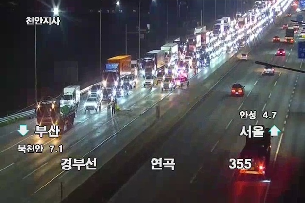 경부고속도로 천안 부근서 승용차-14톤 화물차 추돌…운전자 중상