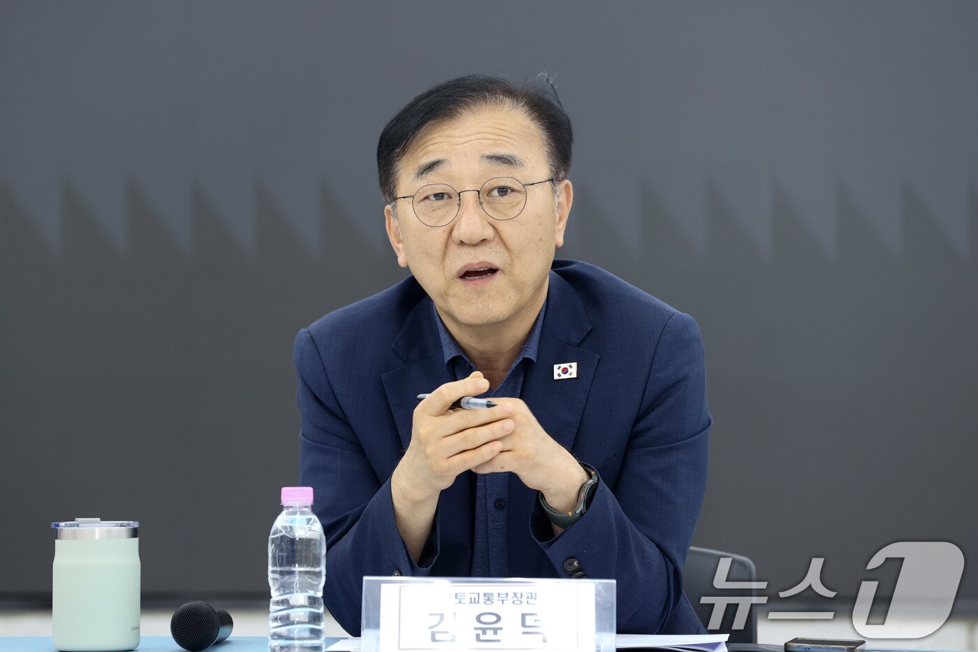 본문 이미지 - 김윤덕 국토교통부 장관이 18일 오후 서울 중구 국토발전전시관에서 열린 주택 신속공급 방안, 공공기관ㆍ산업계 간담회에서 발언하고 있다. (국토부 제공, 재판매 및 DB금지) 2026.8.19 ⓒ 뉴스1