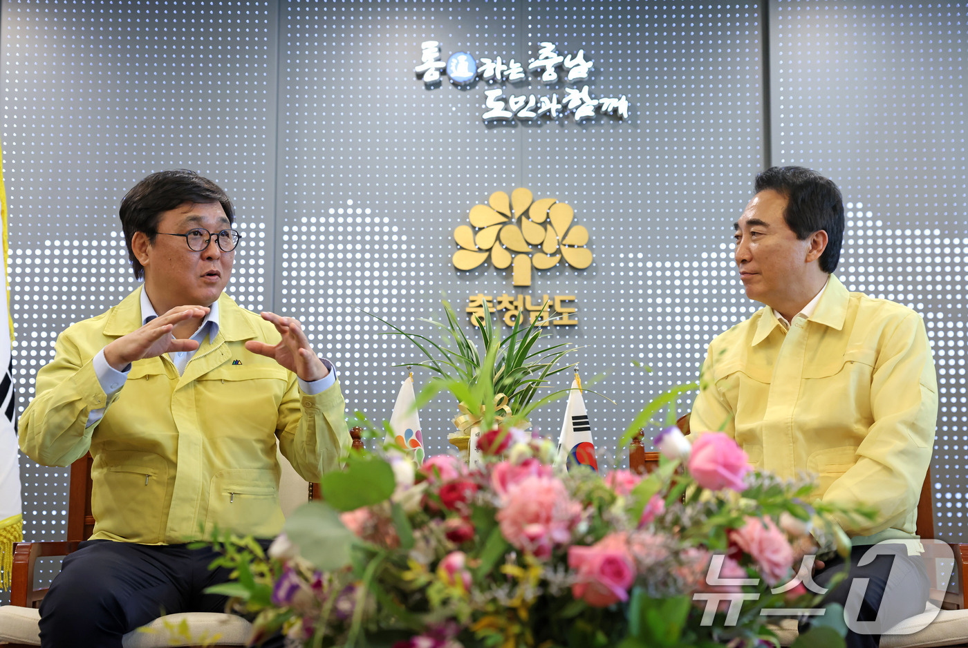 (서울=뉴스1) = 최휘영 문화체육관광부 장관이 18일 충남 공주를 방문해 충남도청에서 박수현 충청남도지사를 만나 대화를 나누고 있다. (문체부 제공, 재판매 및 DB금지) 202 …