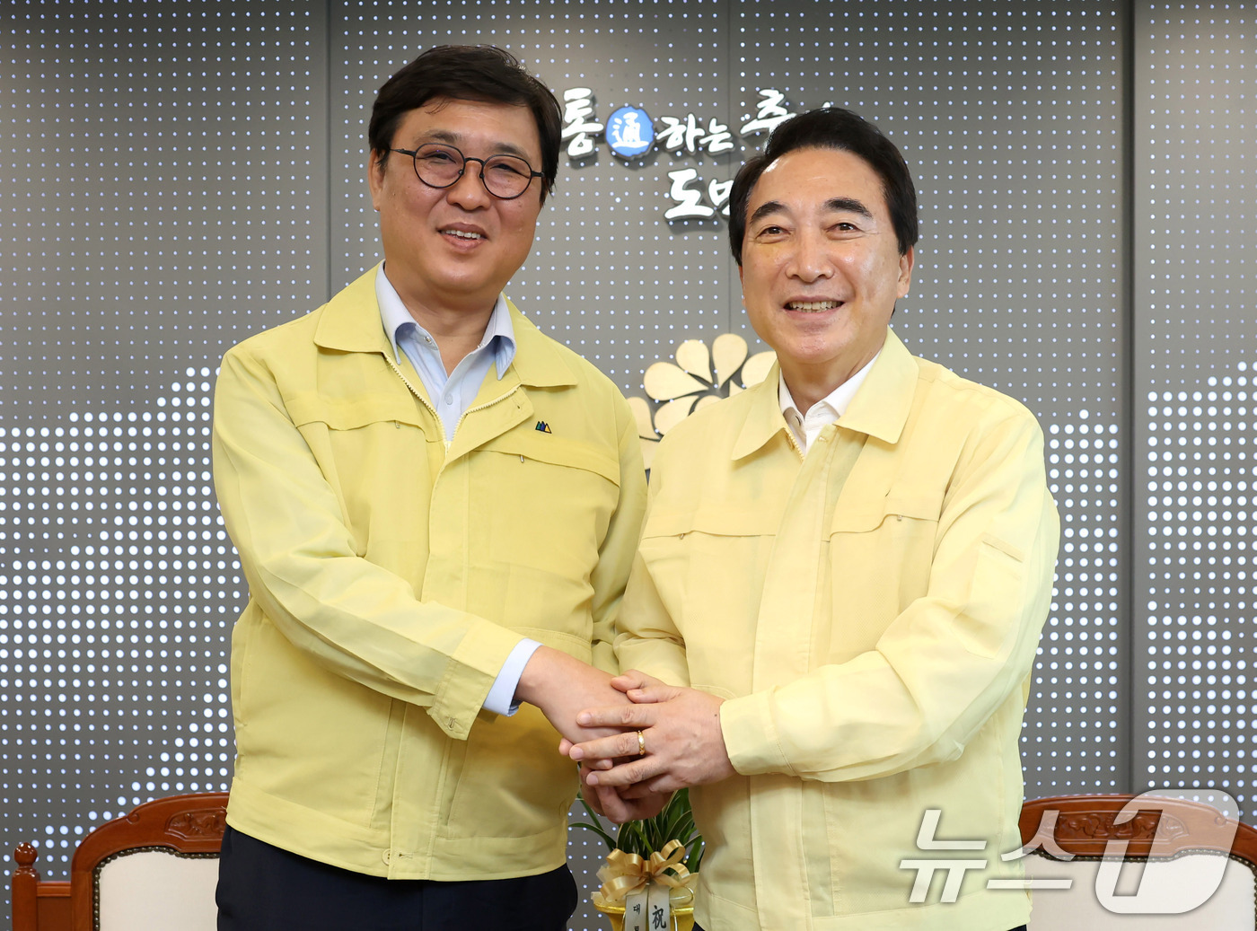 (서울=뉴스1) = 최휘영 문화체육관광부 장관이 18일 충남 공주를 방문해 충남도청에서 박수현 충청남도지사를 만나 기념촬영을 하고 있다. (문체부 제공, 재판매 및 DB금지) 20 …