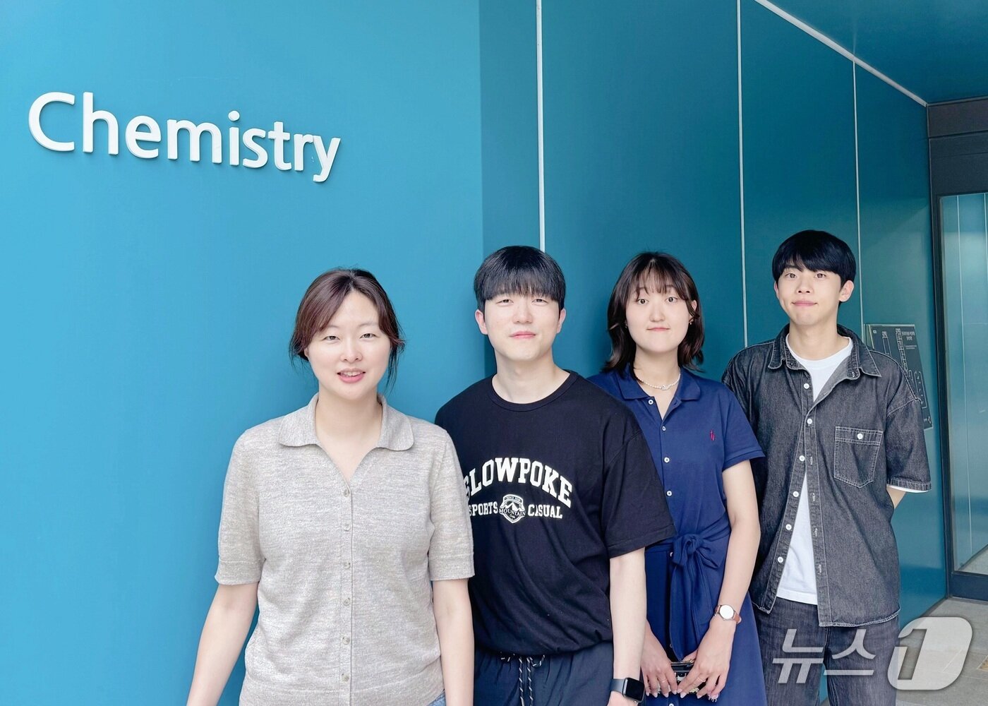 본문 이미지 -  왼쪽부터 KAIST 박선아 교수, POSTECH 박근찬 학생(공동1저자), POSTECH 이규원 석사(졸업, 공동1저자), POSTECH 김강민 학생(제2저자). (KAIST 제공. 재판매 및 DB금지) 2026.8.19/뉴스1