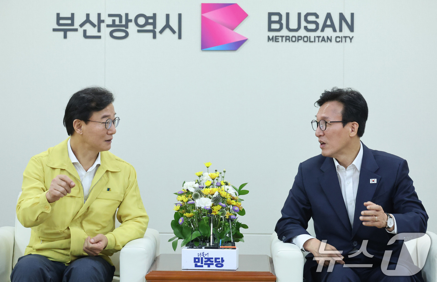 (부산=뉴스1) 신웅수 기자 = 김민석 더불어민주당 대표가 19일 부산시청에서 전재수 부산시장과 면담하고 있다. 2026.8.19/뉴스1