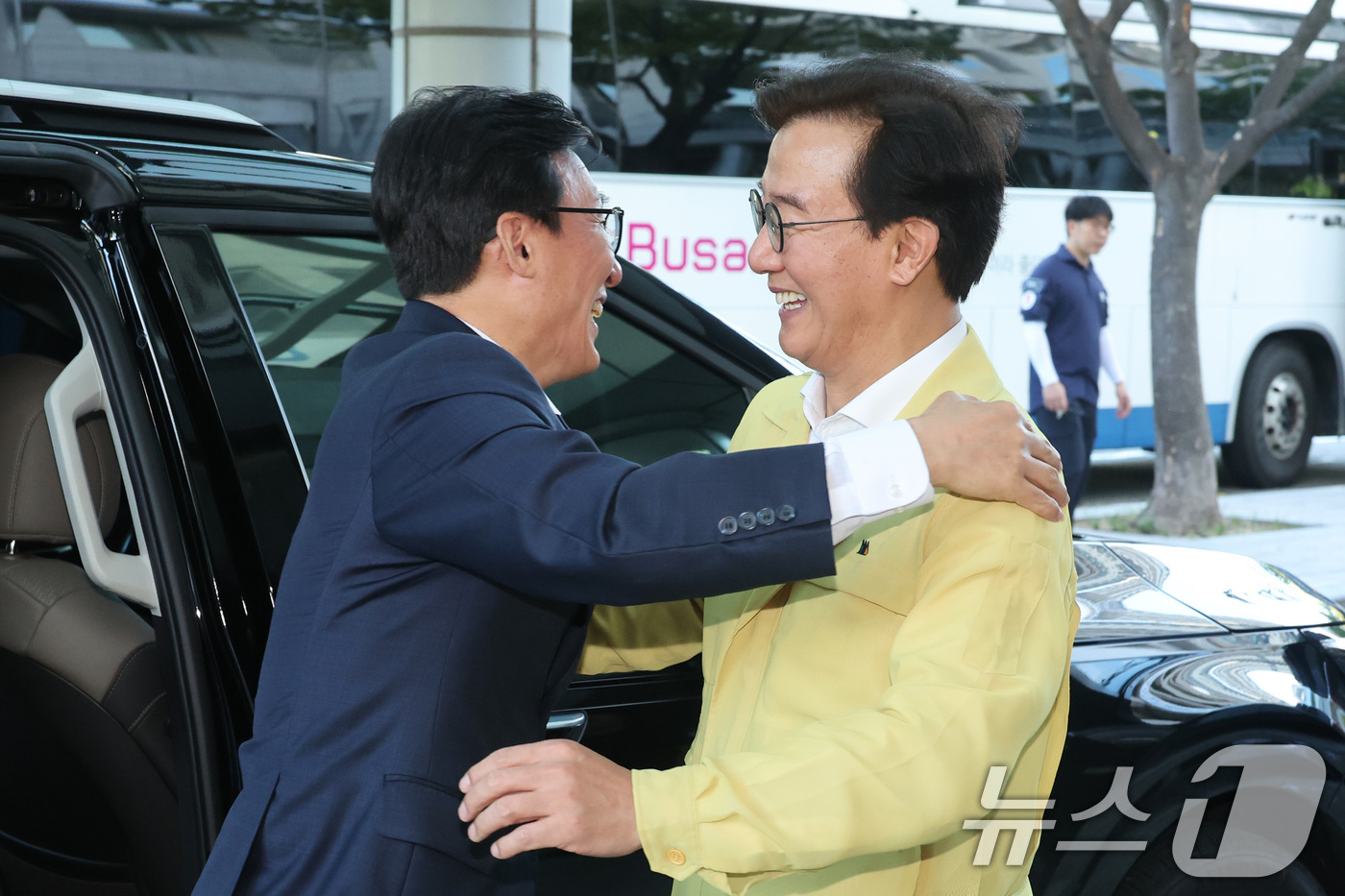 (부산=뉴스1) 신웅수 기자 = 김민석 더불어민주당 대표가 19일 부산시청을 방문하며 전재수 부산시장과 포옹하고 있다. 2026.8.19/뉴스1