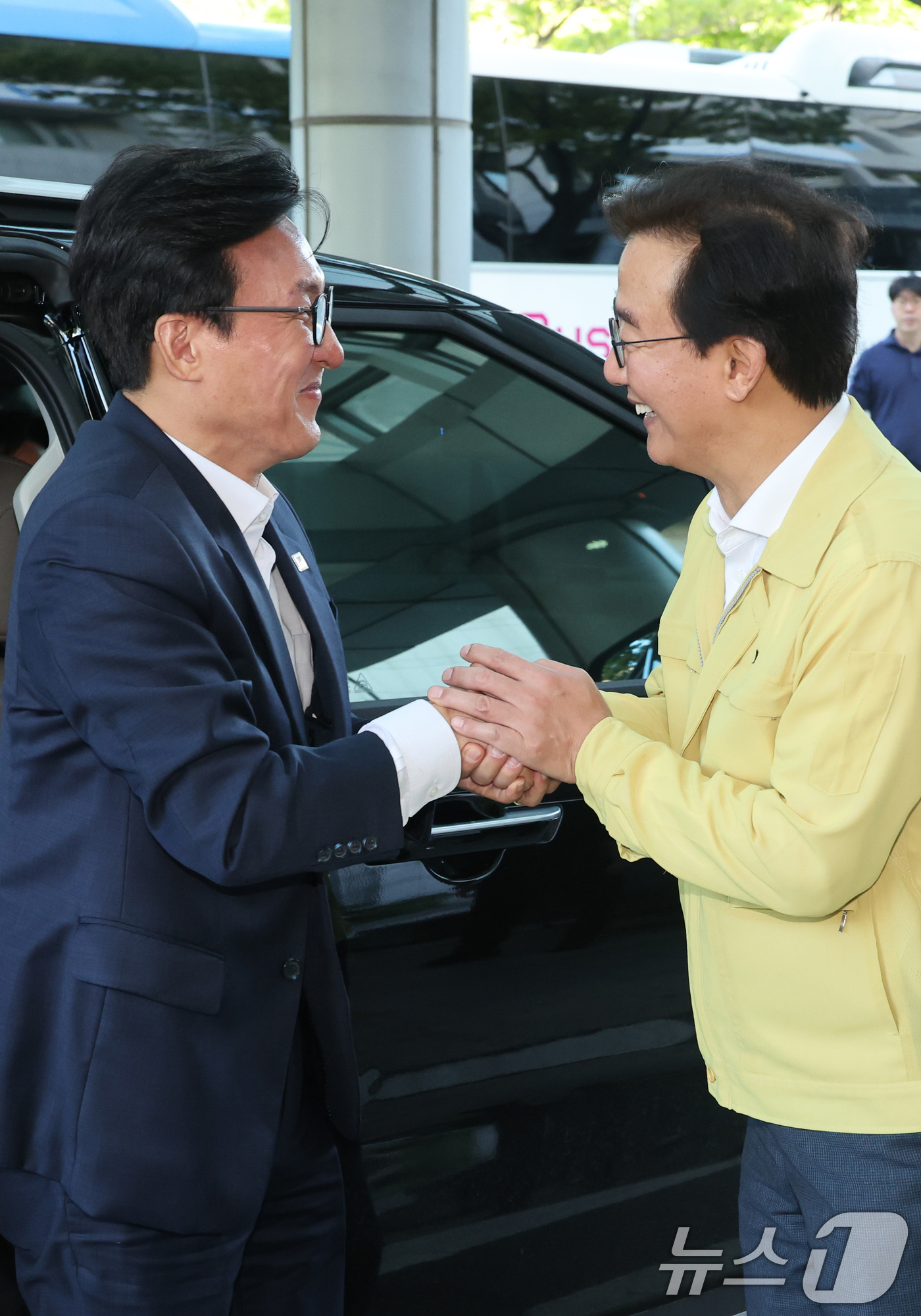(부산=뉴스1) 신웅수 기자 = 김민석 더불어민주당 대표가 19일 부산시청을 방문하며 전재수 부산시장과 인사하고 있다. 2026.8.19/뉴스1