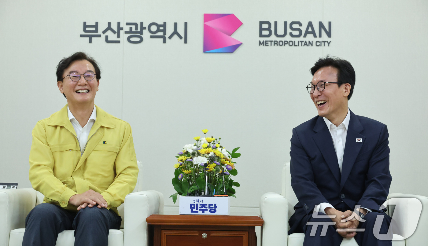 (부산=뉴스1) 신웅수 기자 = 김민석 더불어민주당 대표가 19일 부산광역시 연제구 부산시청에서 전재수 부산시장과 면담하고 있다. 2026.8.19/뉴스1