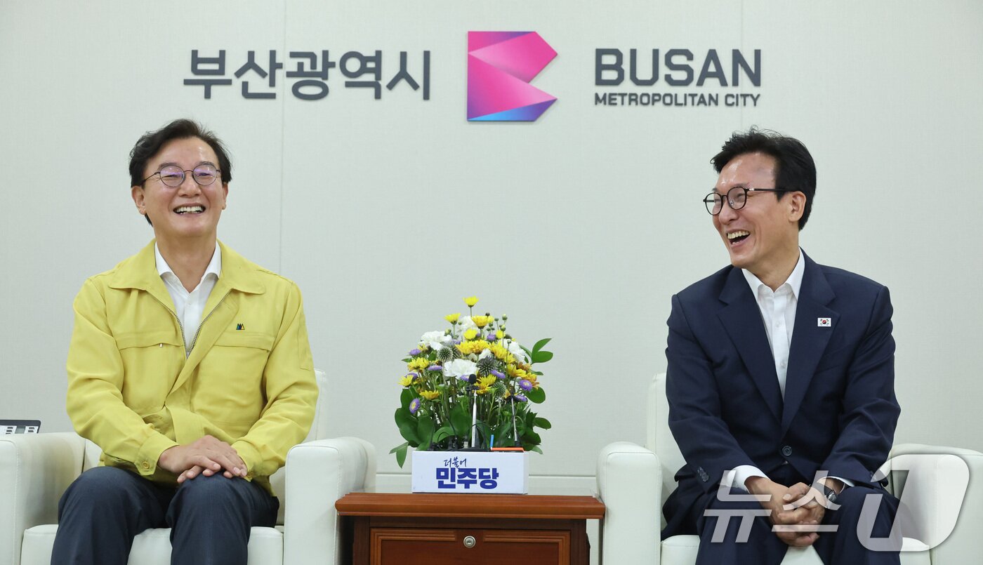 본문 이미지 - 김민석 더불어민주당 대표가 지난 8월 19일 부산광역시 연제구 부산시청에서 전재수 부산시장과 면담하고 있다. 2026.8.19 ⓒ 뉴스1 신웅수 기자