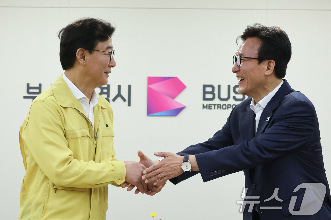 (부산=뉴스1) 신웅수 기자 = 김민석 더불어민주당 대표가 19일 부산광역시 연제구 부산시청에서 전재수 부산시장과 면담하며 인사하고 있다. 2026.8.19/뉴스1