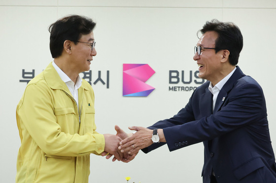 악수하는 김민석 대표·전재수 시장