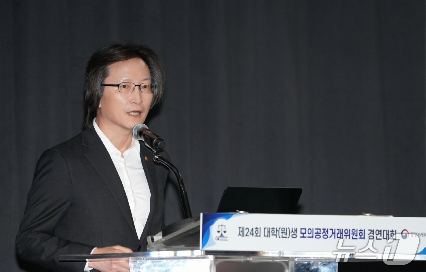 본문 이미지 - 주병기 공정거래위원장이 '제24회 대학(원)생 모의 공정거래위원회 경연대회'에서 개회사를 낭독하고 있다. (공정거래위원회 제공)